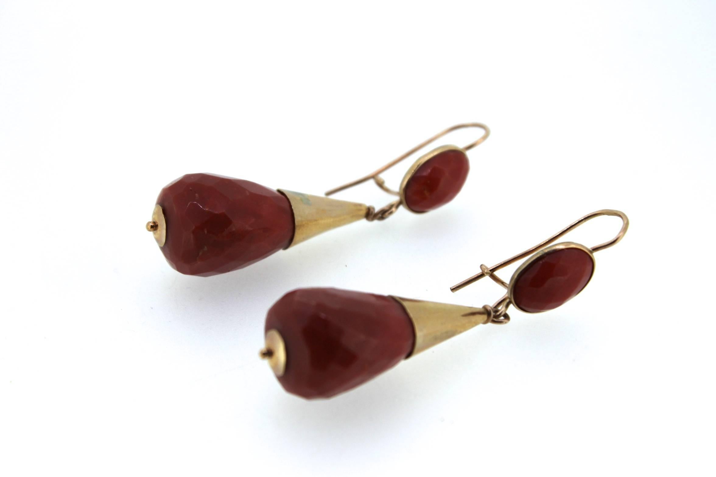 We are offering these beautiful natural red coral earrings.

The natural coral earrings come from the mediterranean coast of Italy known for there deep red coral. The earring are made of 9K gold, and the natural red coral has been faceted so that