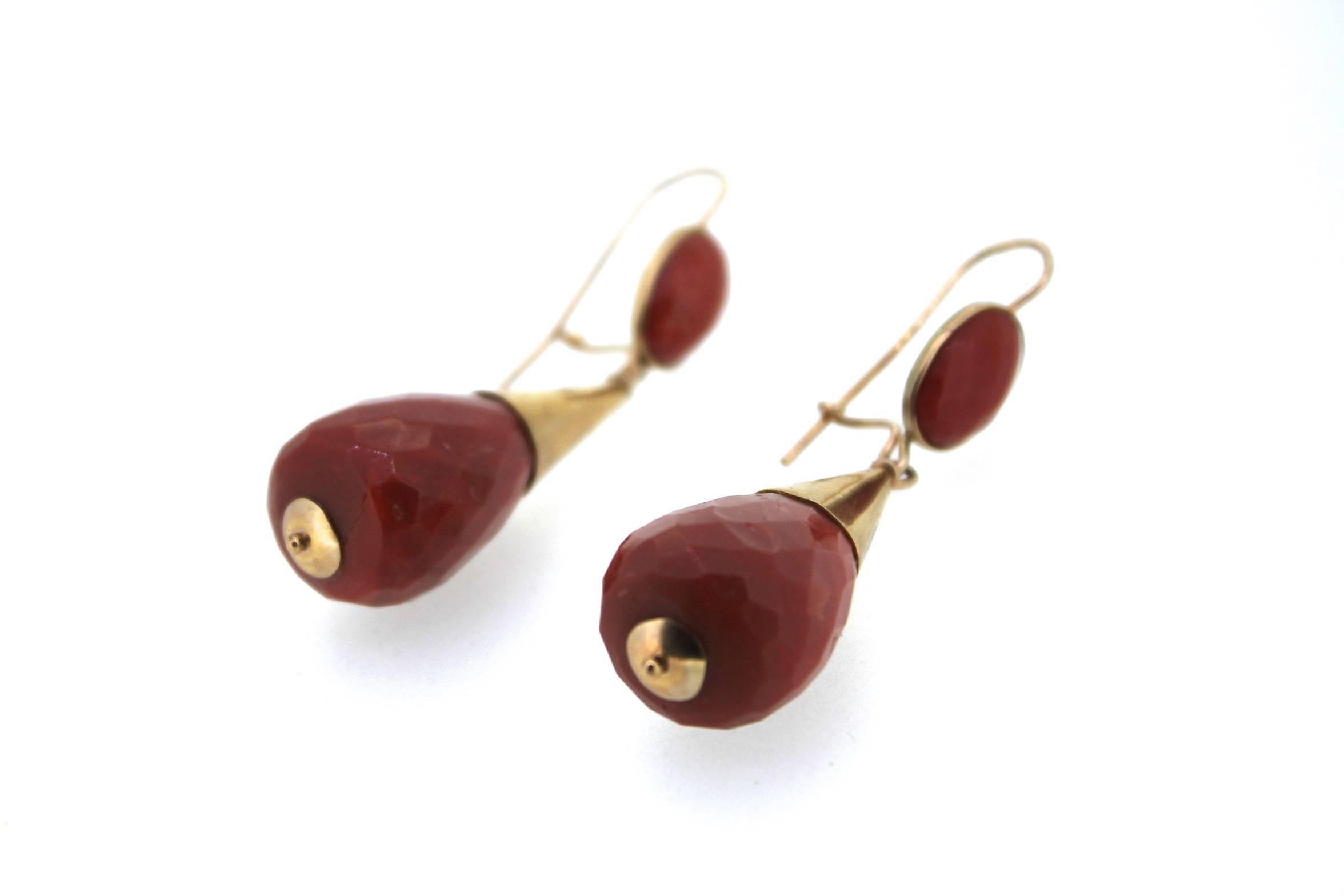 Tempi D'Oro Red Natural Coral Gold Drop Earrings In New Condition For Sale In Amsterdam, NL