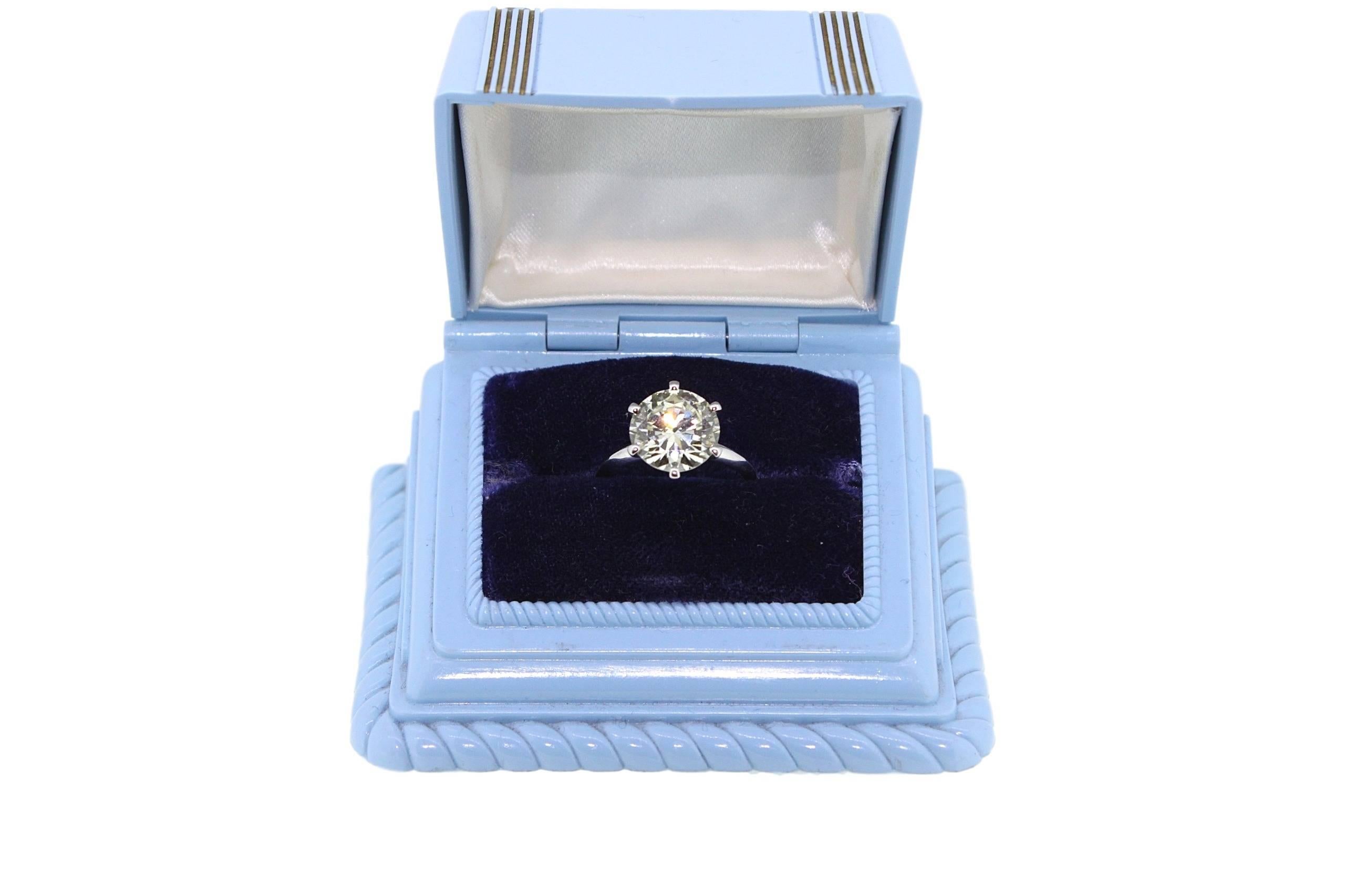 we are offering this beautiful white golden ring.

The setting of the ring is based on the Tiffany design and the 4.57 carat brilliant cut diamond shines and sparkles like no other.
The color is a bit yellow color J,VVS, combined with the white