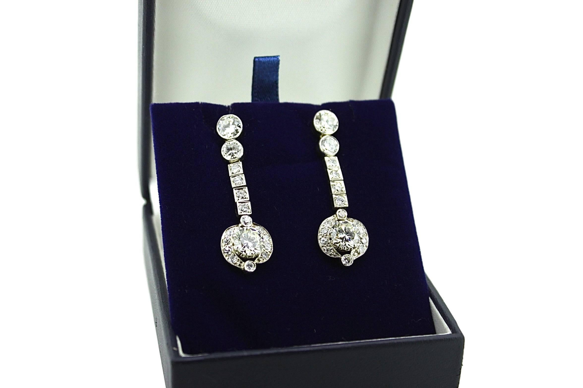 Art Deco 8 Carat White Diamond Yellow Gold Dangle Earrings In New Condition For Sale In Amsterdam, NL