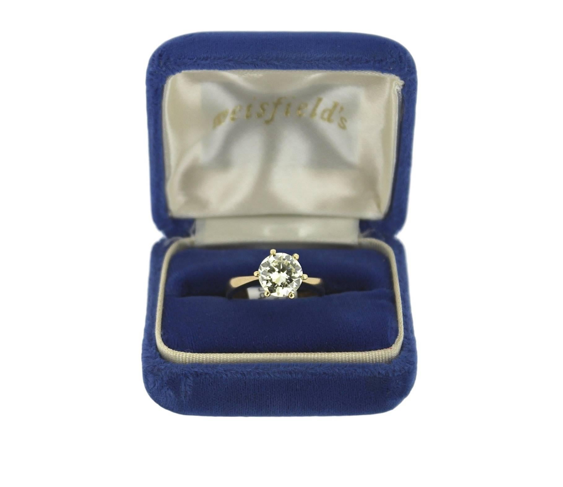 This brilliant cut diamond solitair will look fantastic on any finger!
The size alone will make everyone smile, its size is 2.80 carat, color M, VVS.
The yellow gold setting with the yellowish diamond witch is nearly flawless, are a combination