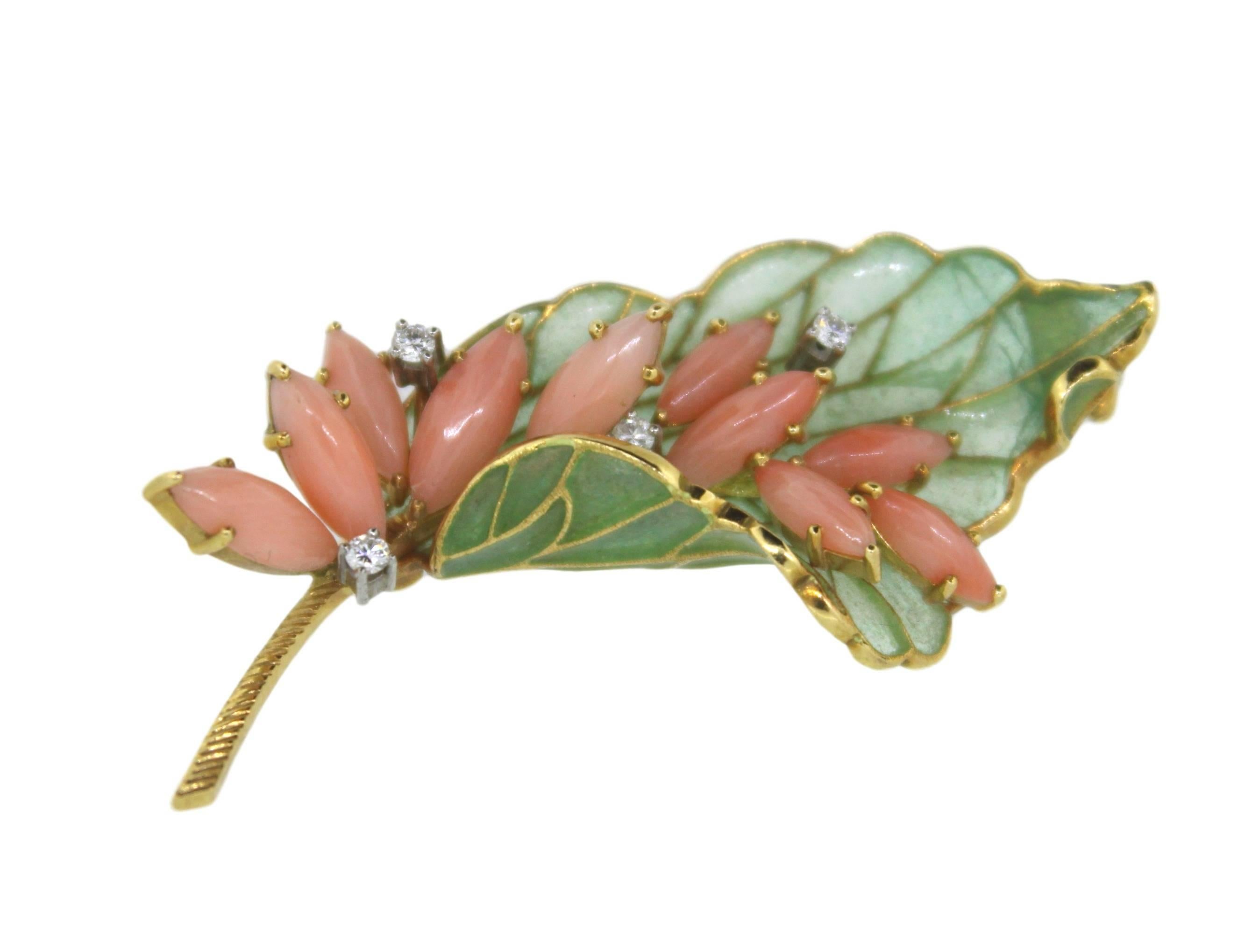 1950 Enamel Coral Diamond Angelskin Gold Brooch In Excellent Condition For Sale In Amsterdam, NL