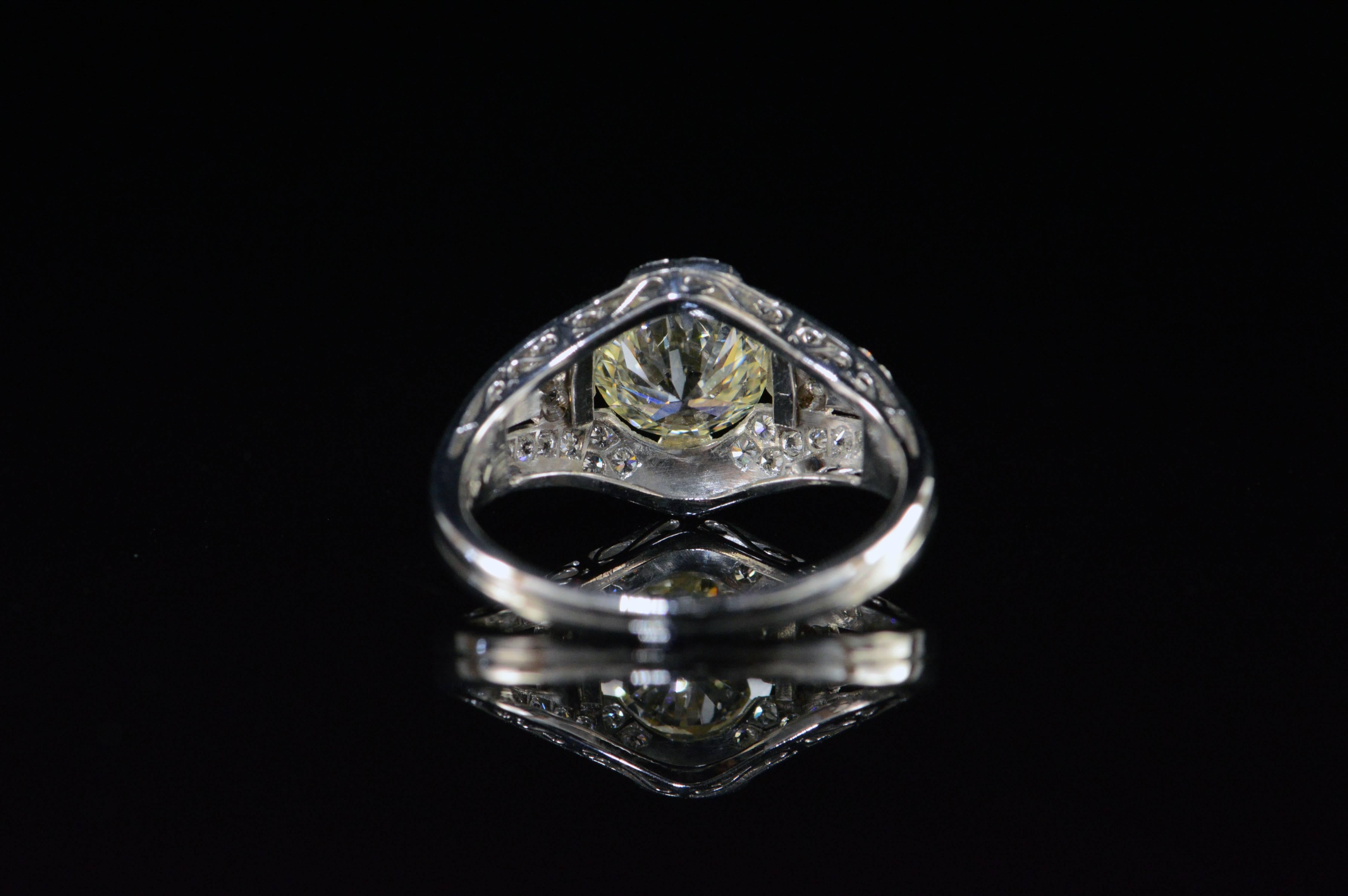 Women's Art Deco Era 1.65 Carat Diamond Platinum Engagement Ring For Sale