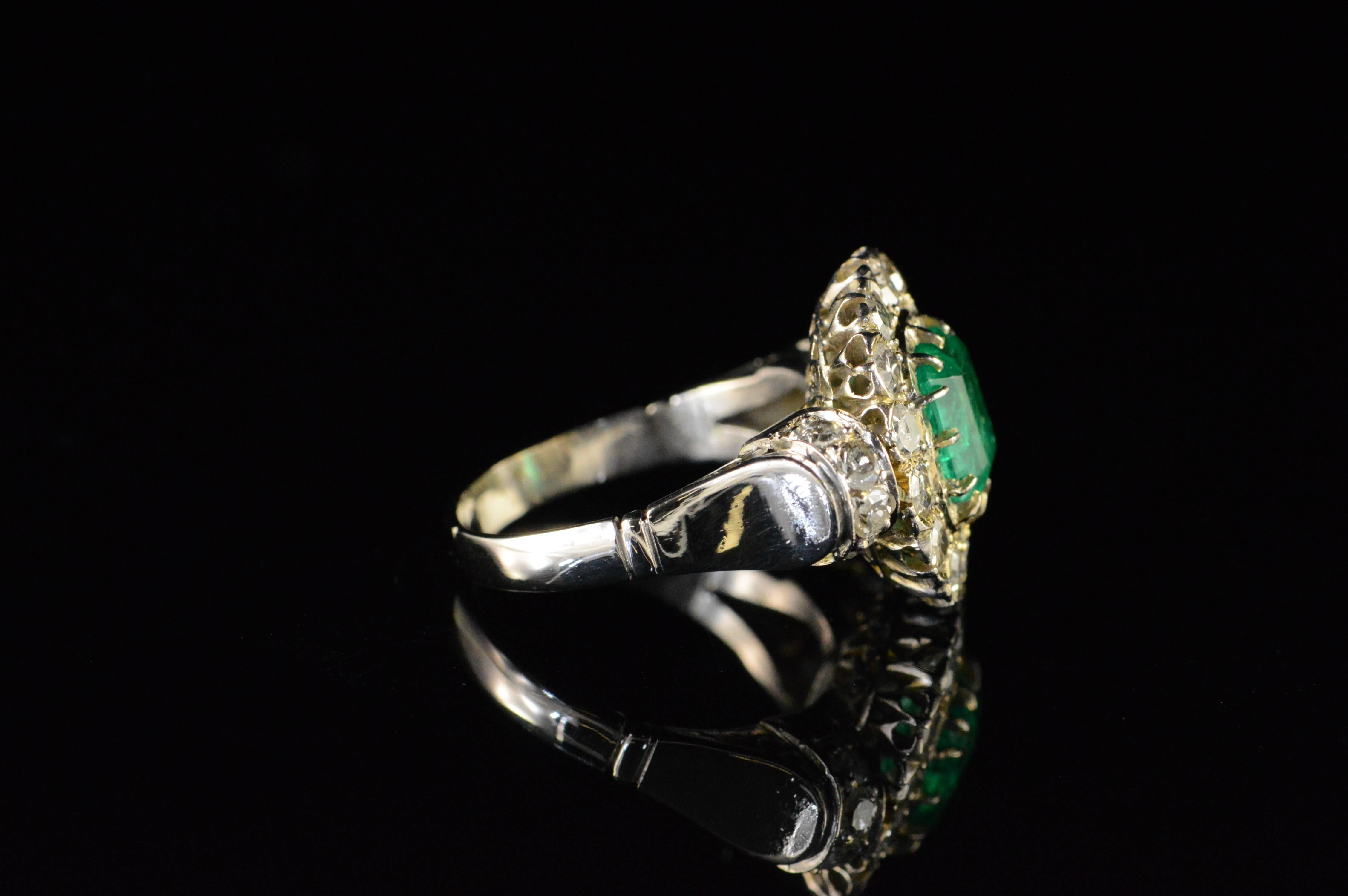 Women's  1.68 Carat Emerald 1.32 Carats Mine Cut Diamonds Gold Ring For Sale