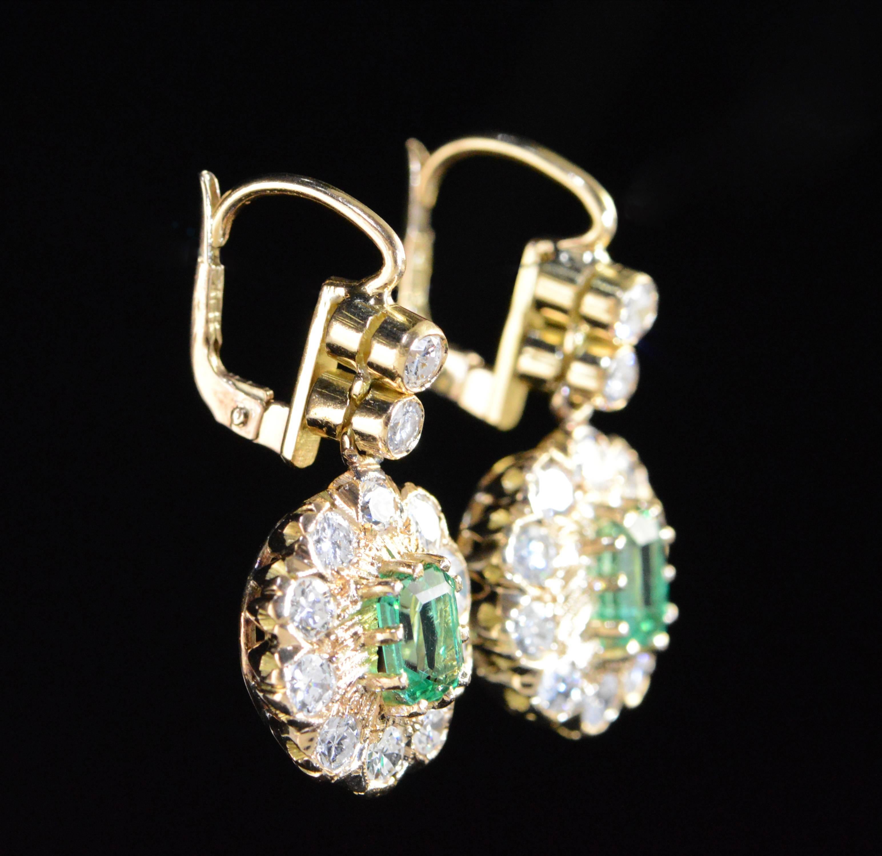  1.50 Carats Emeralds 2.80 Carats Old Mine Cut Diamonds Gold Earrings In Excellent Condition For Sale In Frederick, MD
