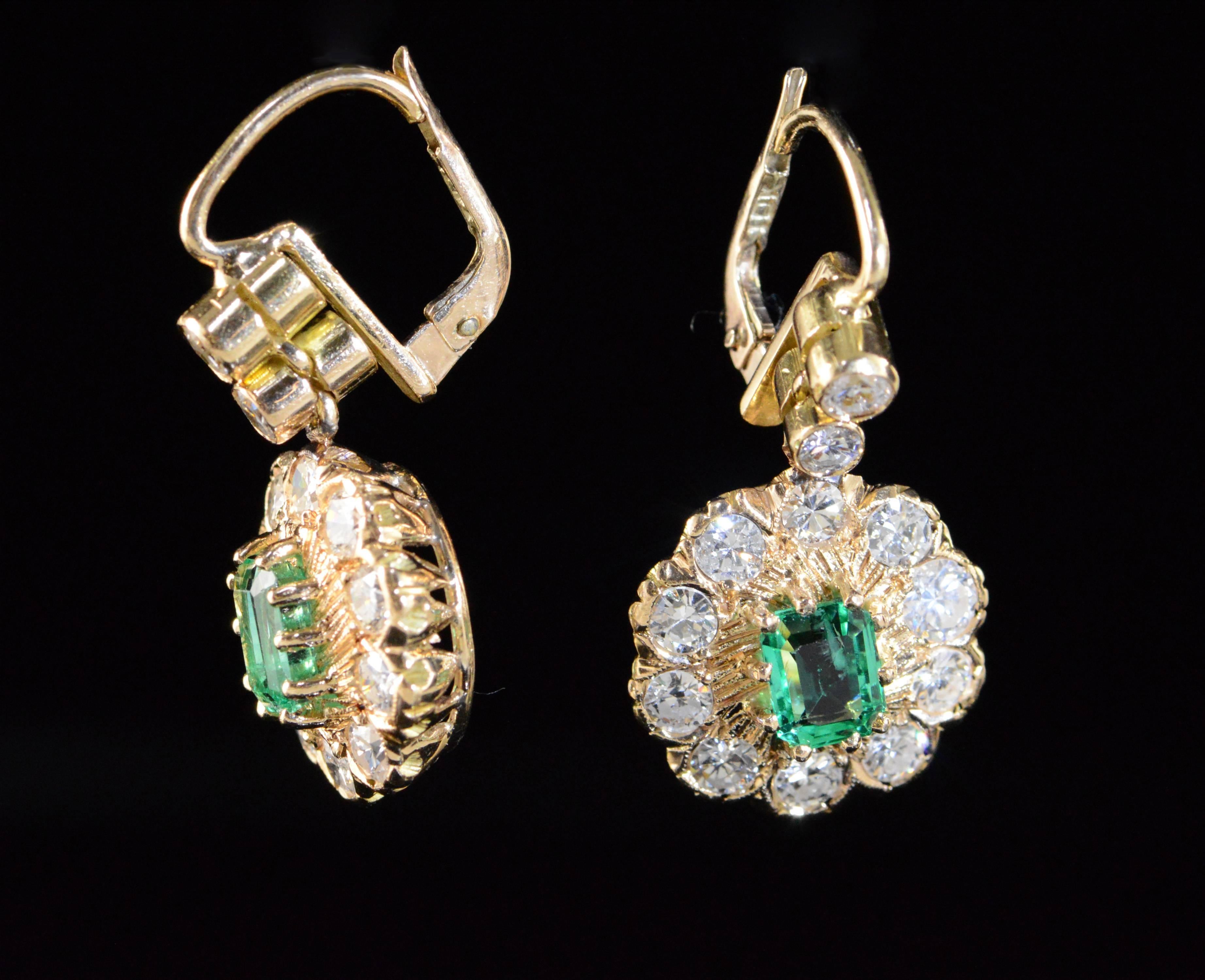 Women's  1.50 Carats Emeralds 2.80 Carats Old Mine Cut Diamonds Gold Earrings For Sale