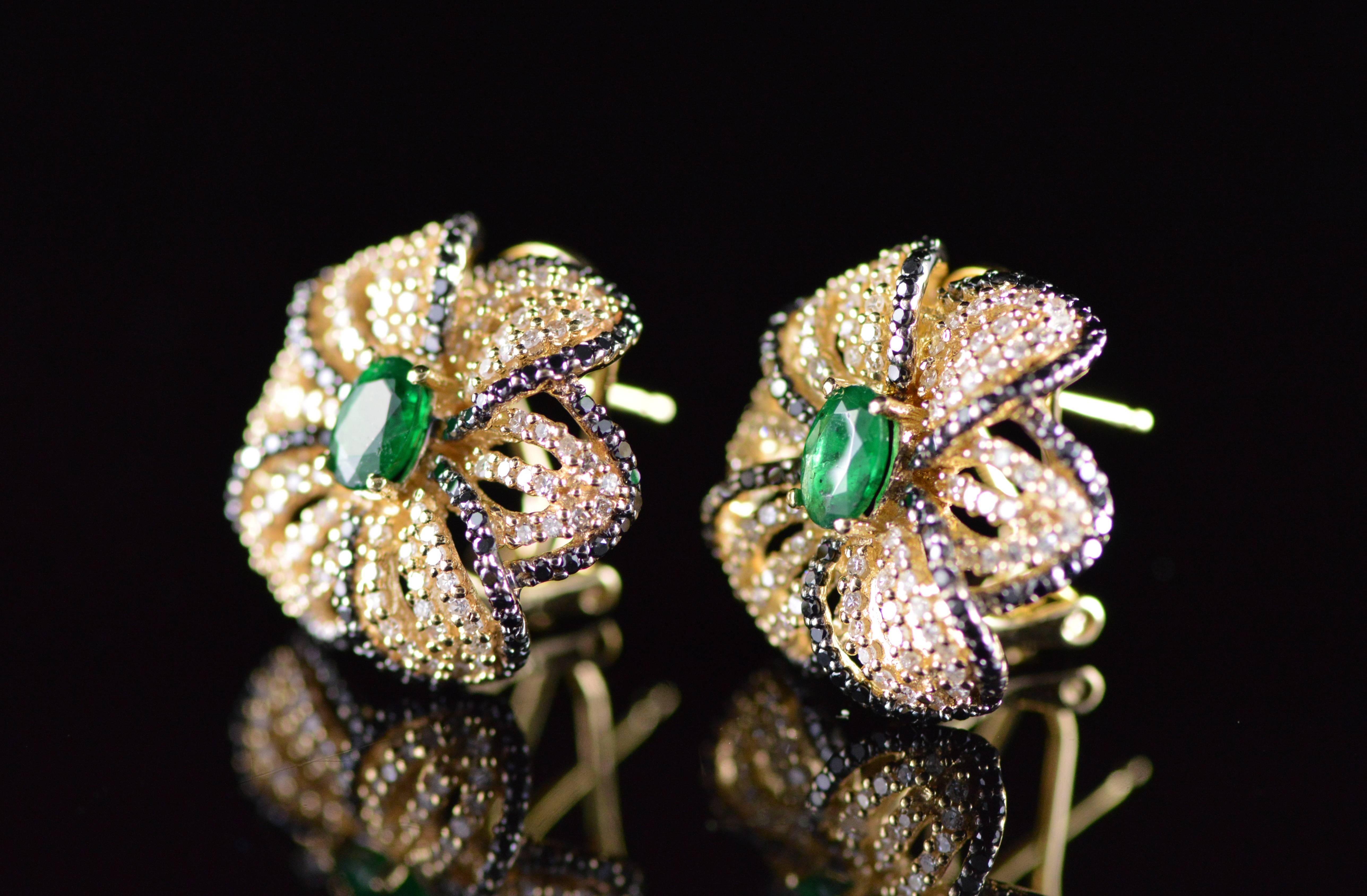Emerald Black and White Diamond Gold Flower Earrings In Excellent Condition For Sale In Frederick, MD