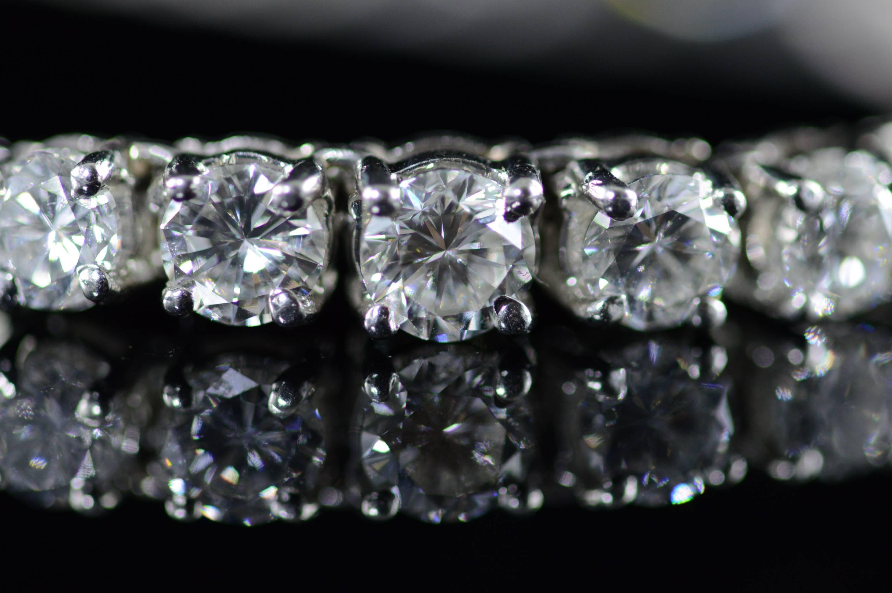 All diamonds are graded according to GIA grading standards.

·Item: Platinum 15.10 CTW G-H / VS Diamond Tennis Necklace 17