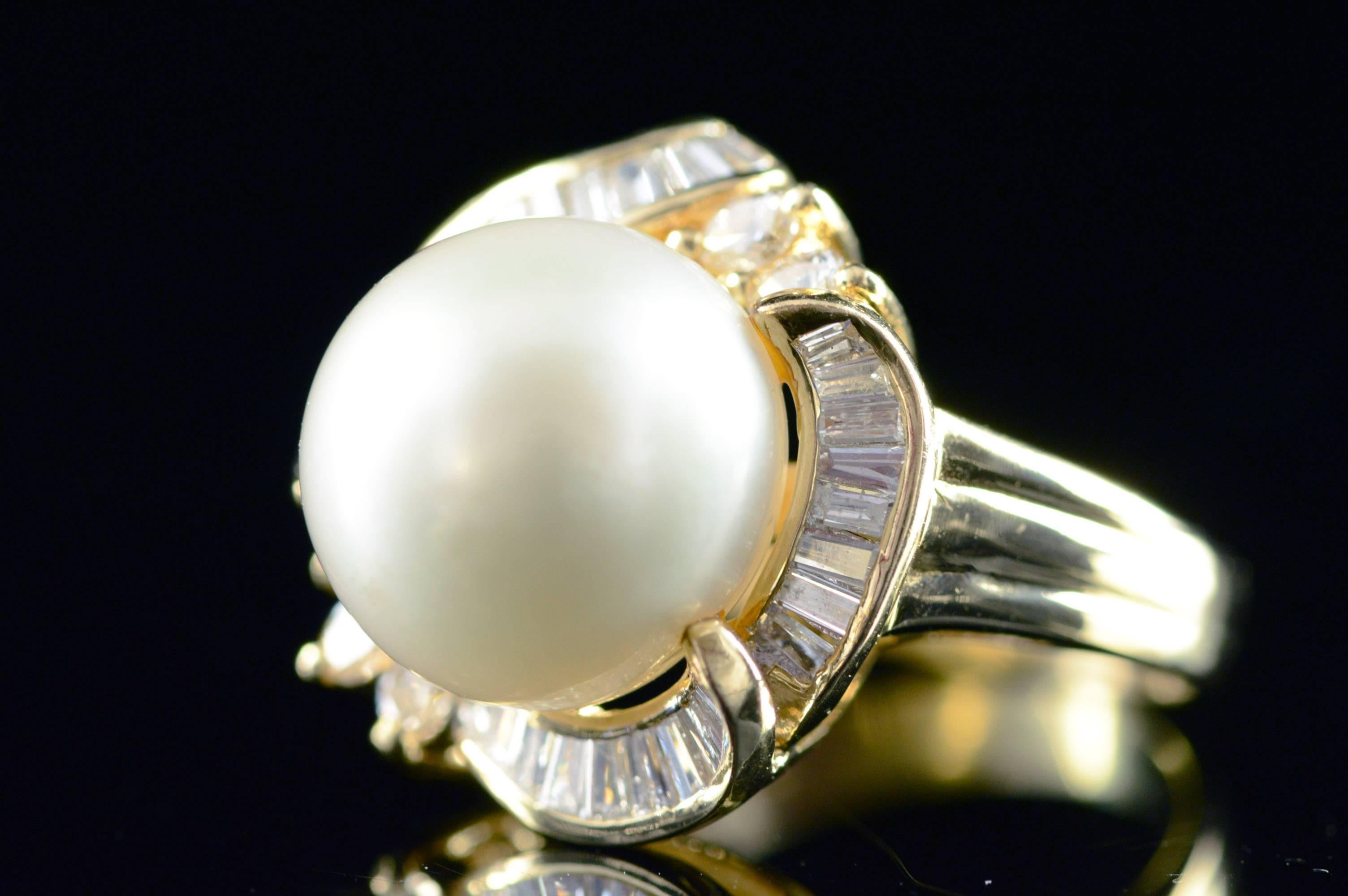 Alle Diamanten werden nach den GIA-Bewertungsstandards eingestuft.

-Artikel: 18K 12,4 mm Perle 1,25 Ctw Diamant Halo Ring Größe 6,5 Gelbgold

-Epoche: Modern / 1990er Jahre

-Zusammensetzung: 18k Gold Markiert / Geprüft

-Schmuckstein: