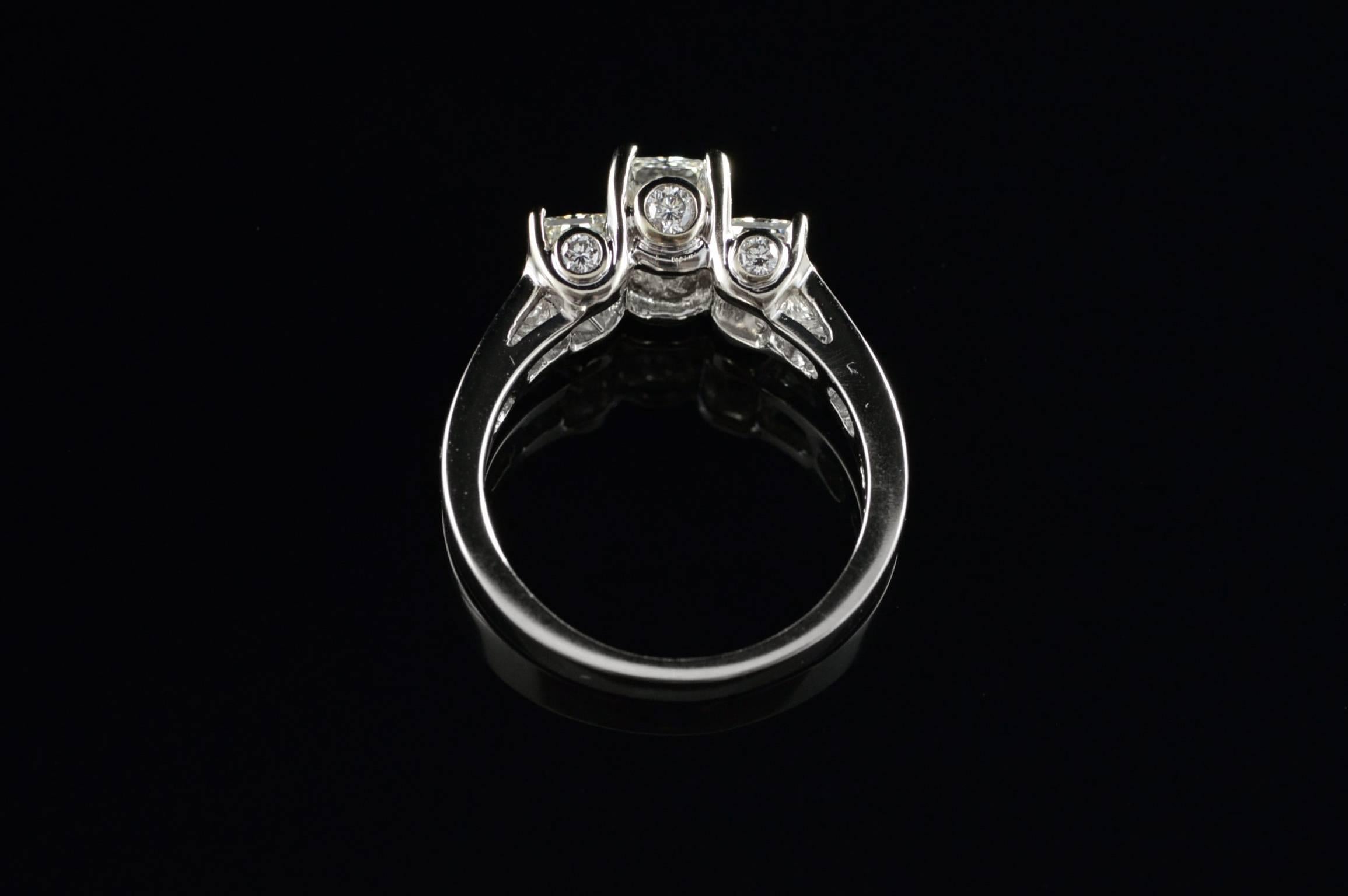 Radiant Cut Diamond Gold Engagement Ring im Zustand „Hervorragend“ im Angebot in Frederick, MD