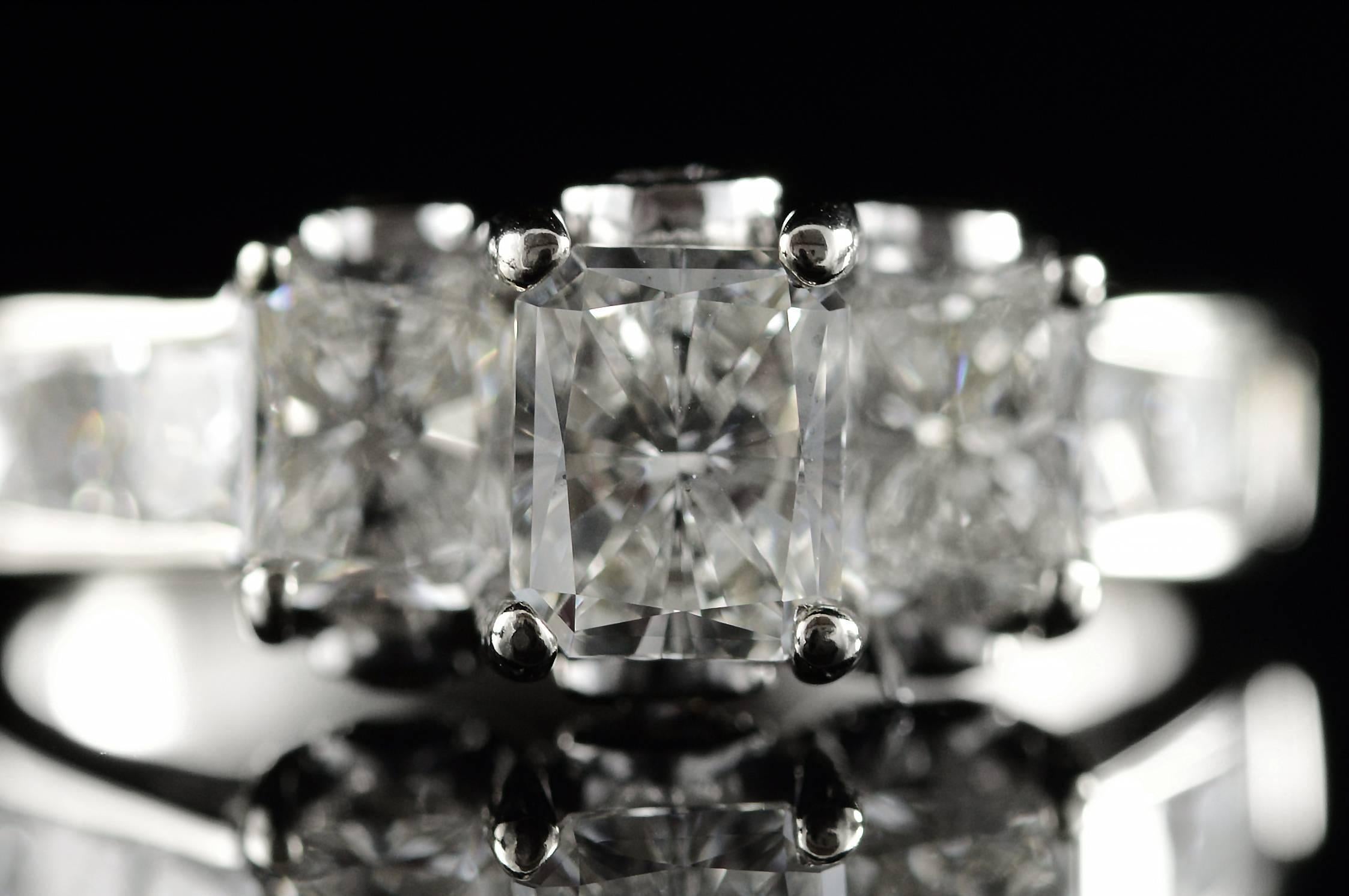Radiant Cut Diamond Gold Engagement Ring (Radiantschliff) im Angebot