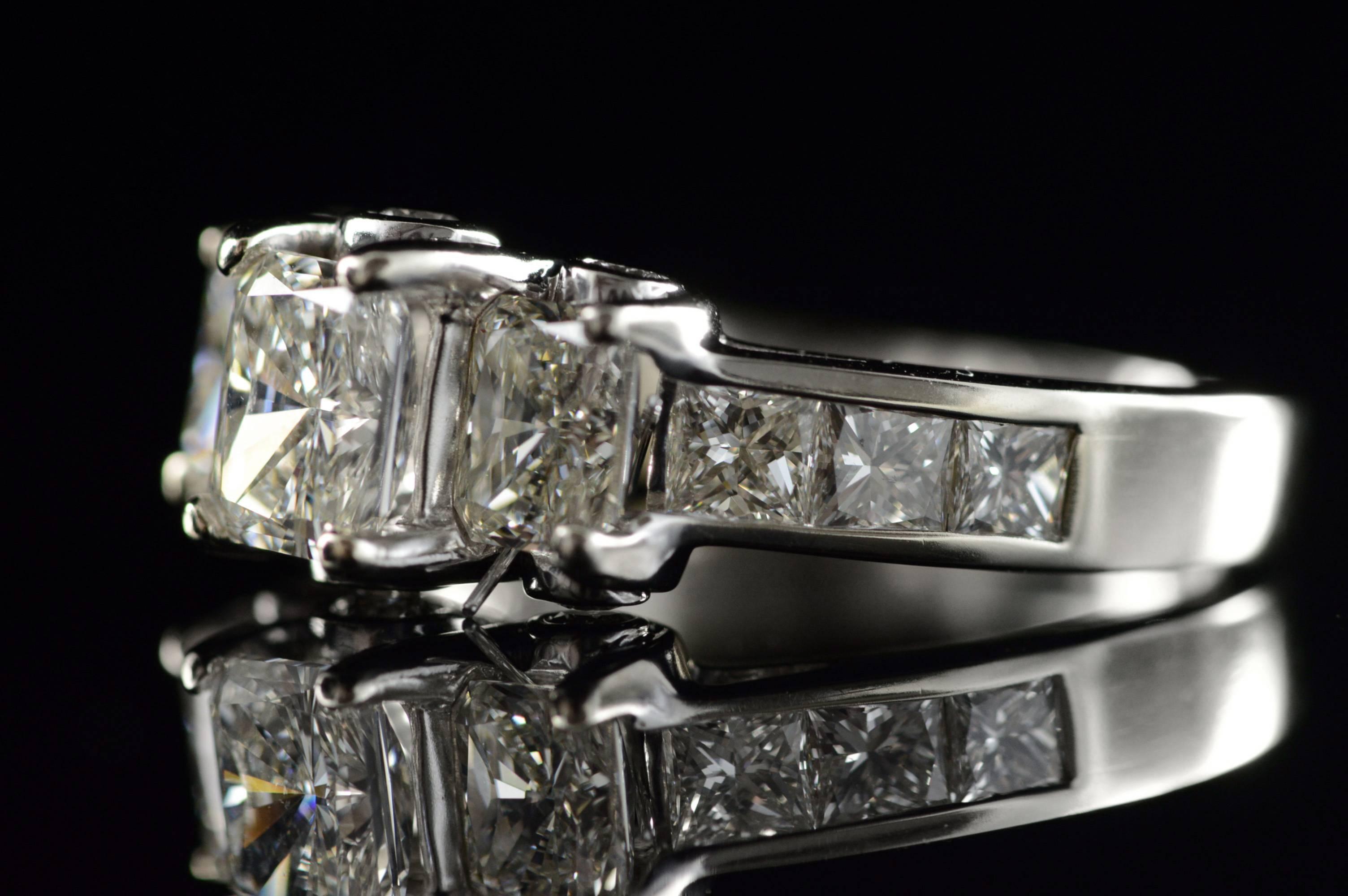 Radiant Cut Diamond Gold Engagement Ring im Angebot 3