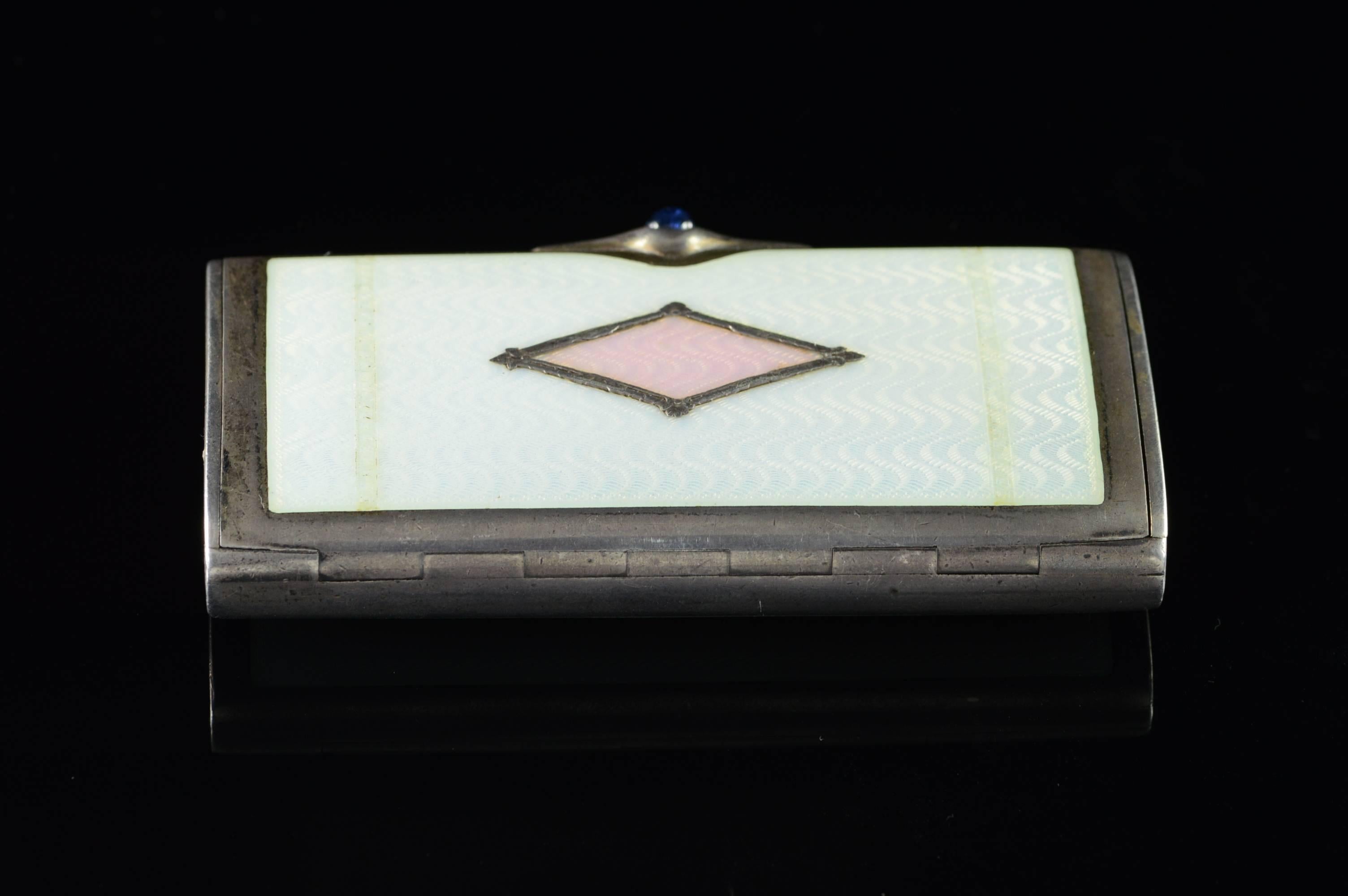 Vintage Pink & White Enamel Box In Excellent Condition For Sale In Frederick, MD