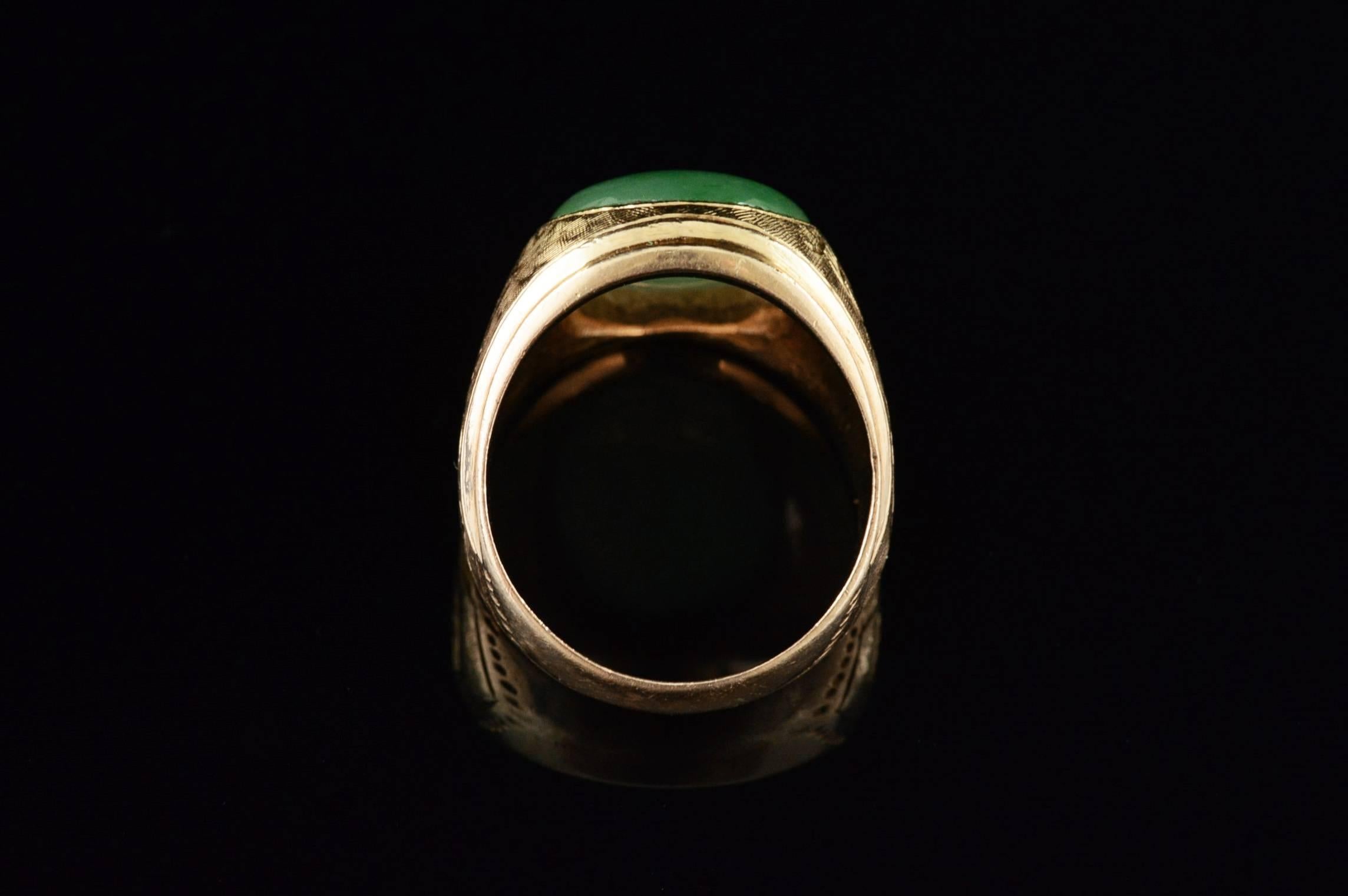 1940s Cabochon Jade and Gold Ring 4