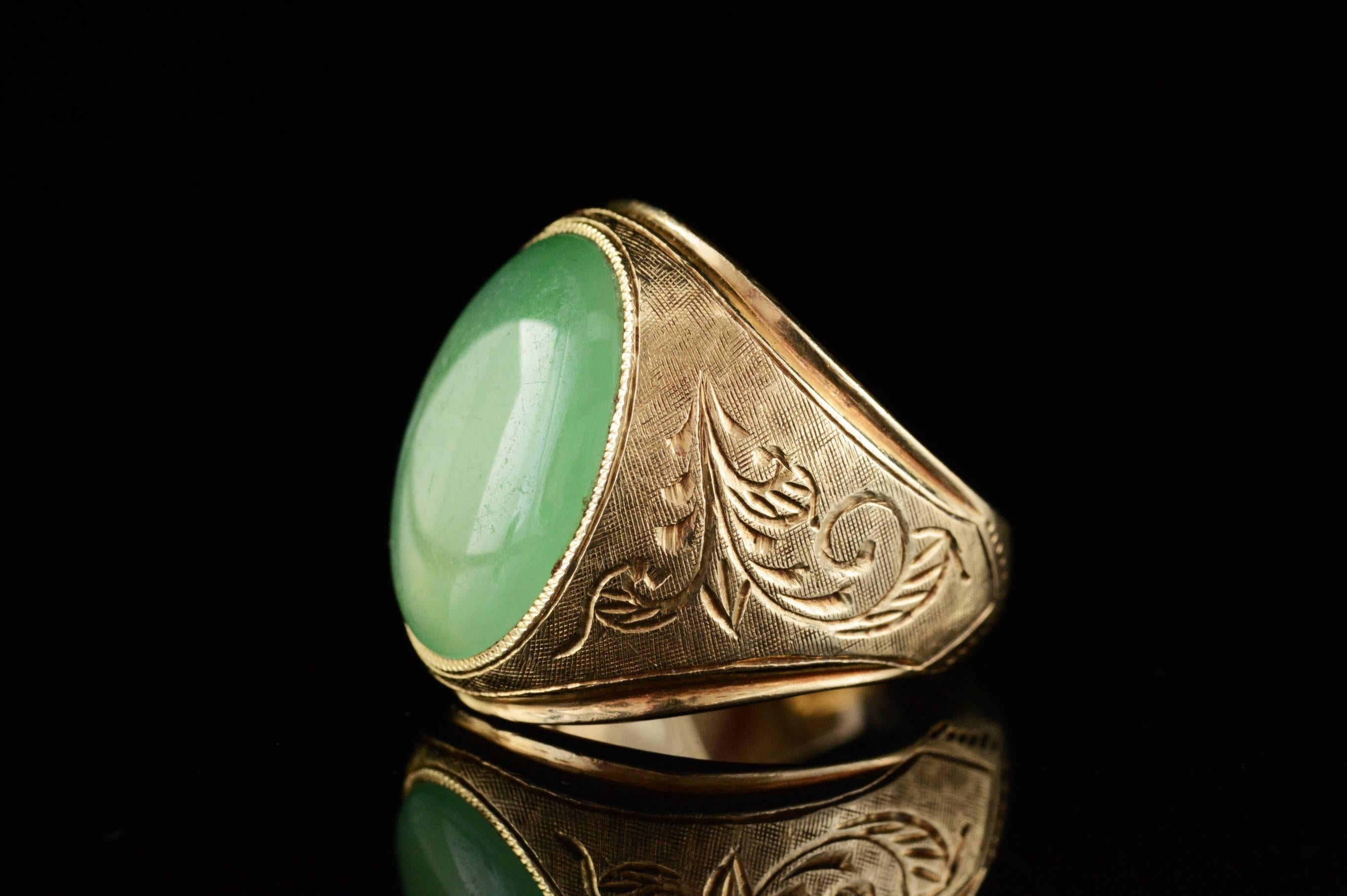 1940s Cabochon Jade and Gold Ring 1