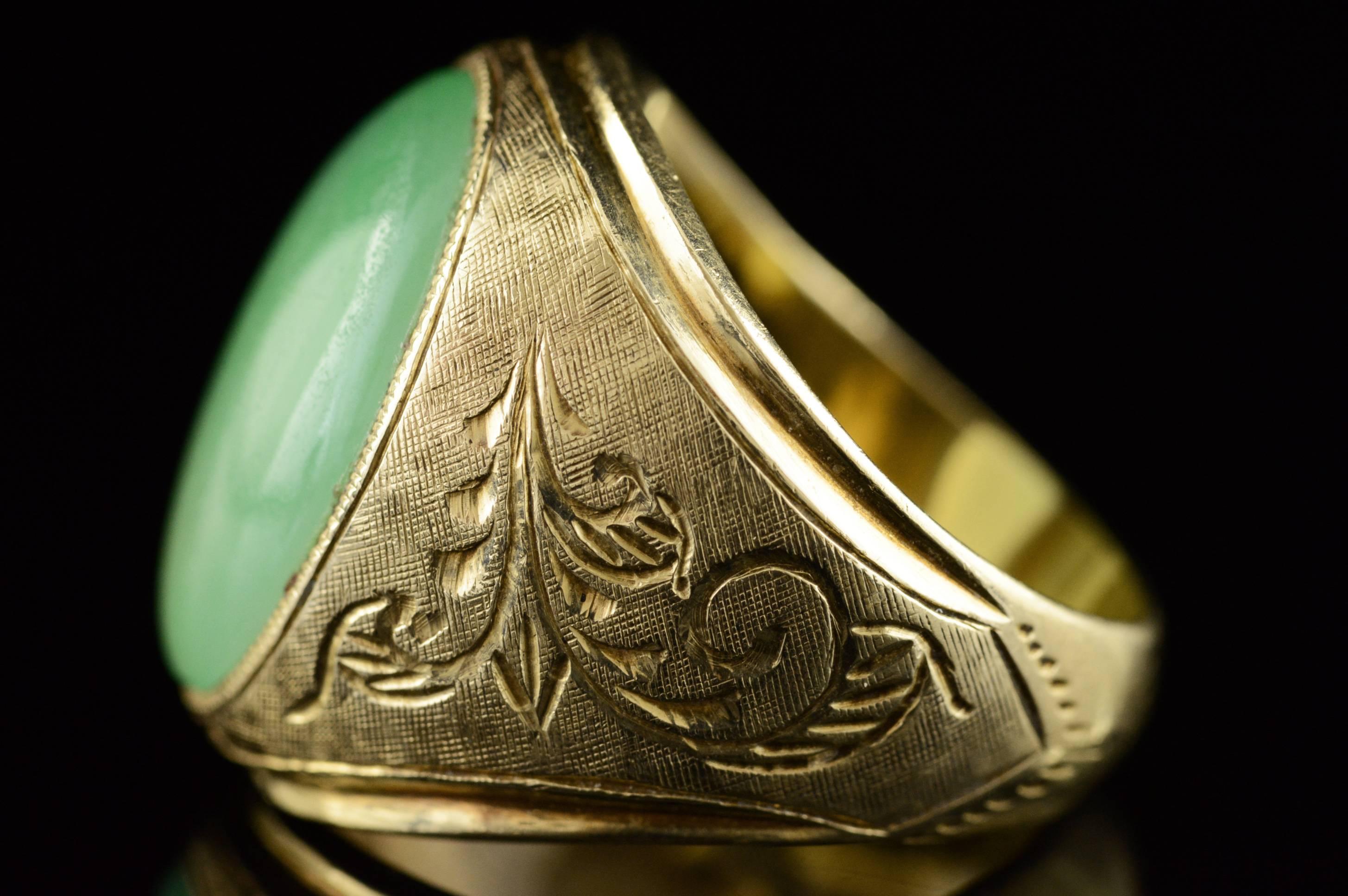 1940s Cabochon Jade and Gold Ring 3
