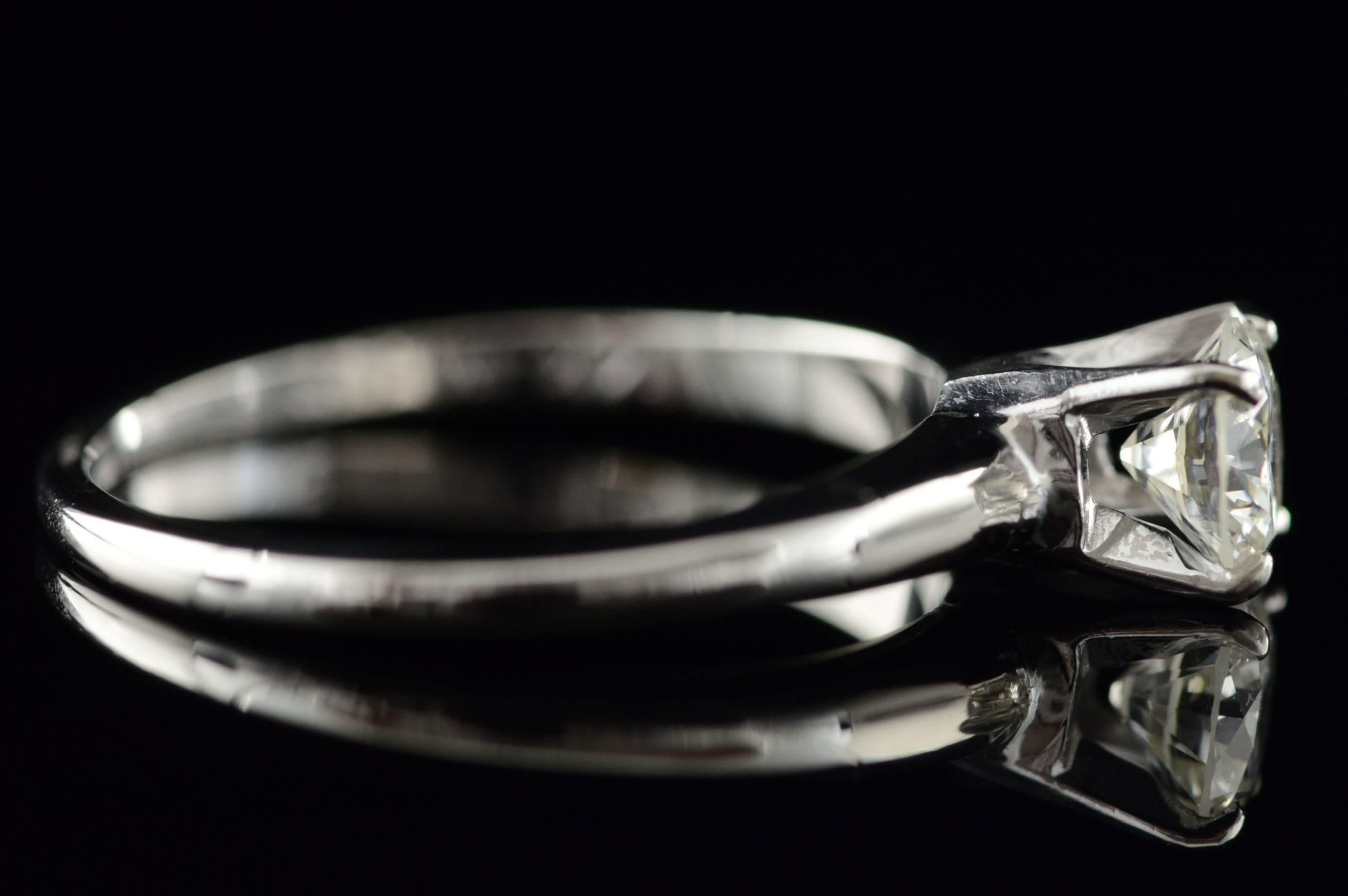 Women's Modern Classic Diamond Solitaire Engagement Ring