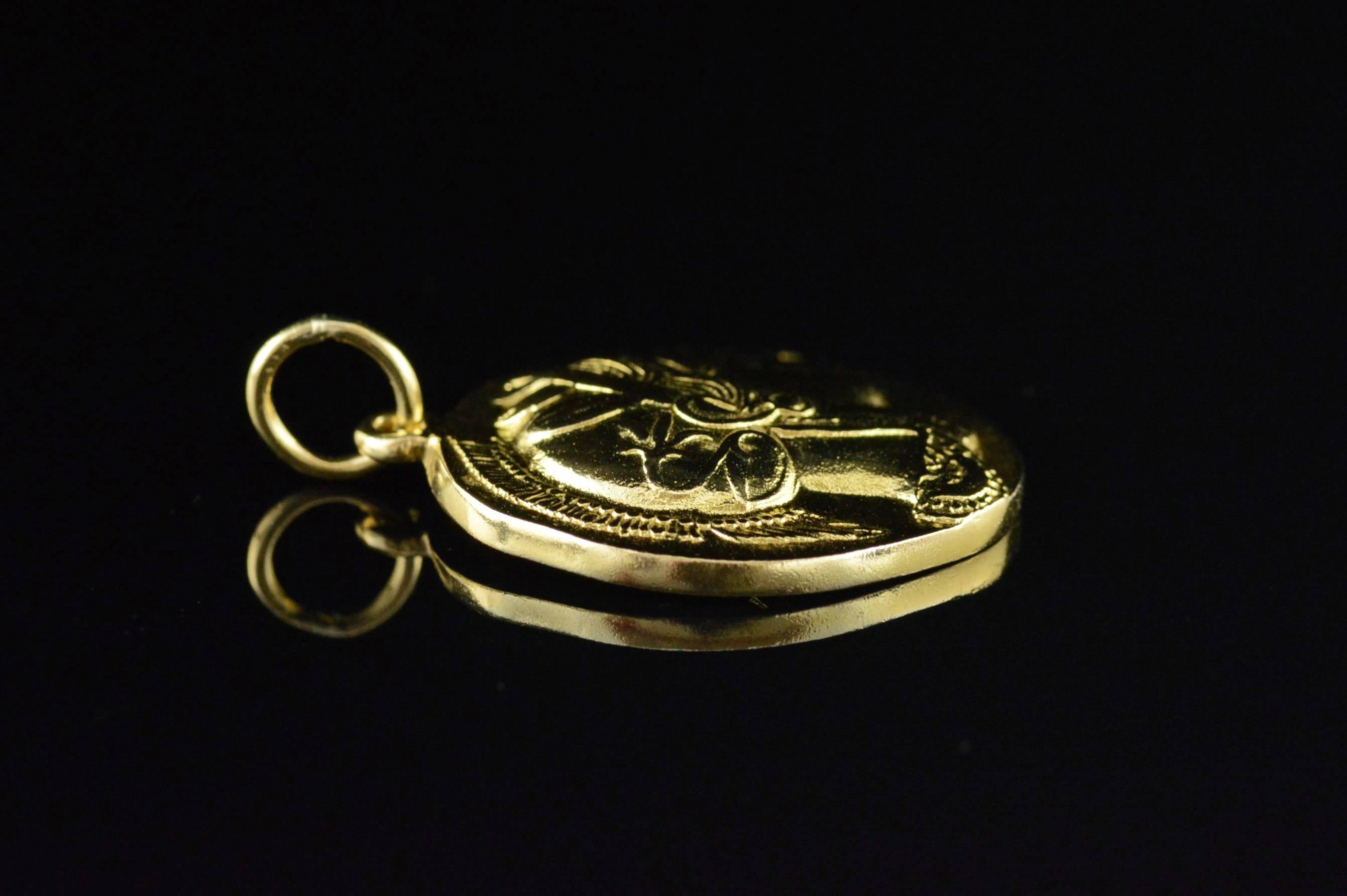 ·Item: 18K Greece Gladiator Tribute Coin Pendant Yellow Gold

·Ear: Modern / 2000s

·Composition: 18k Gold Marked / Tested

·Weight: 7.7g