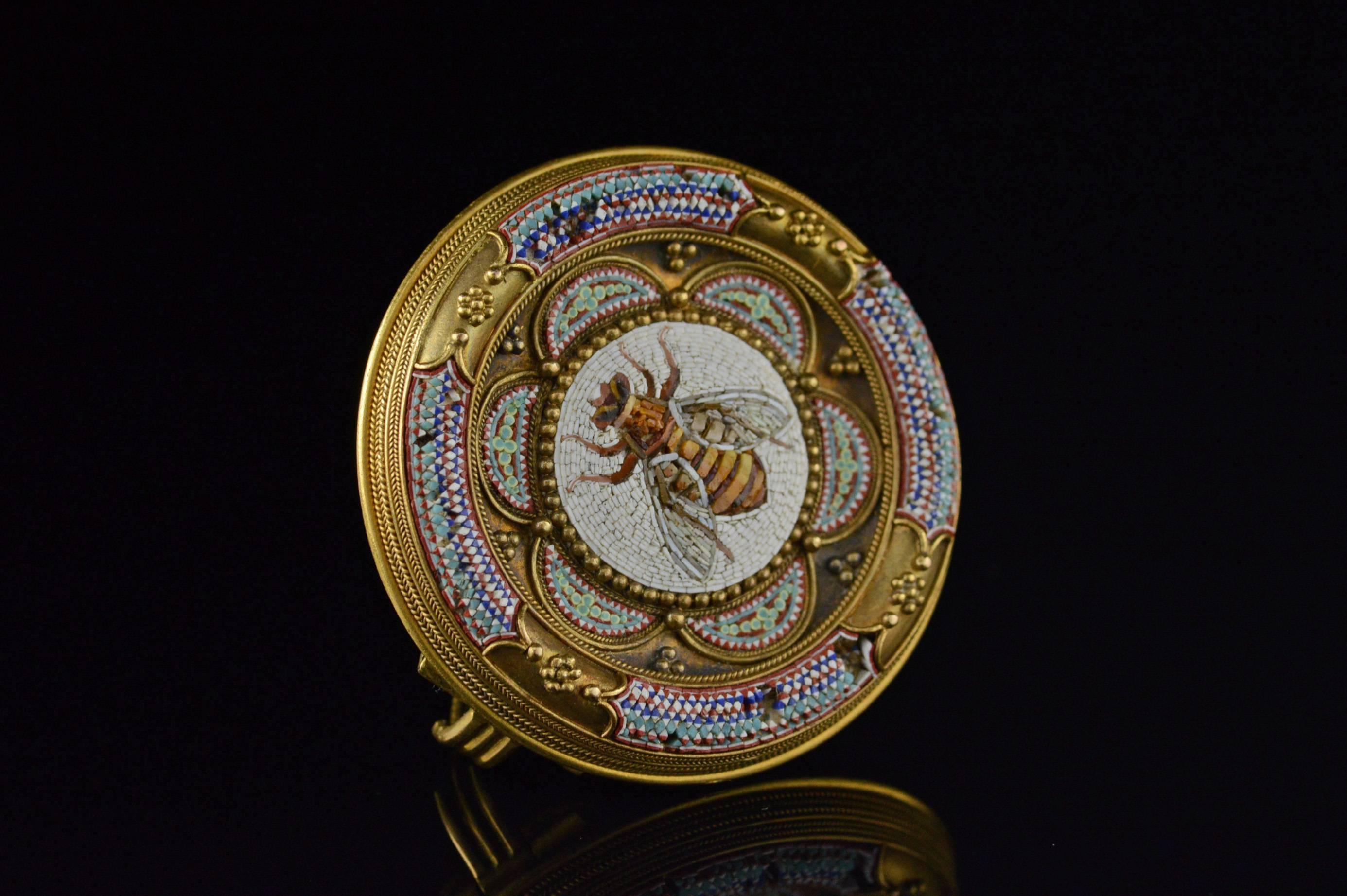 1870s Egyptian Revival Honey Bee Micro Mosaic Gold Brooch In Good Condition In Frederick, MD
