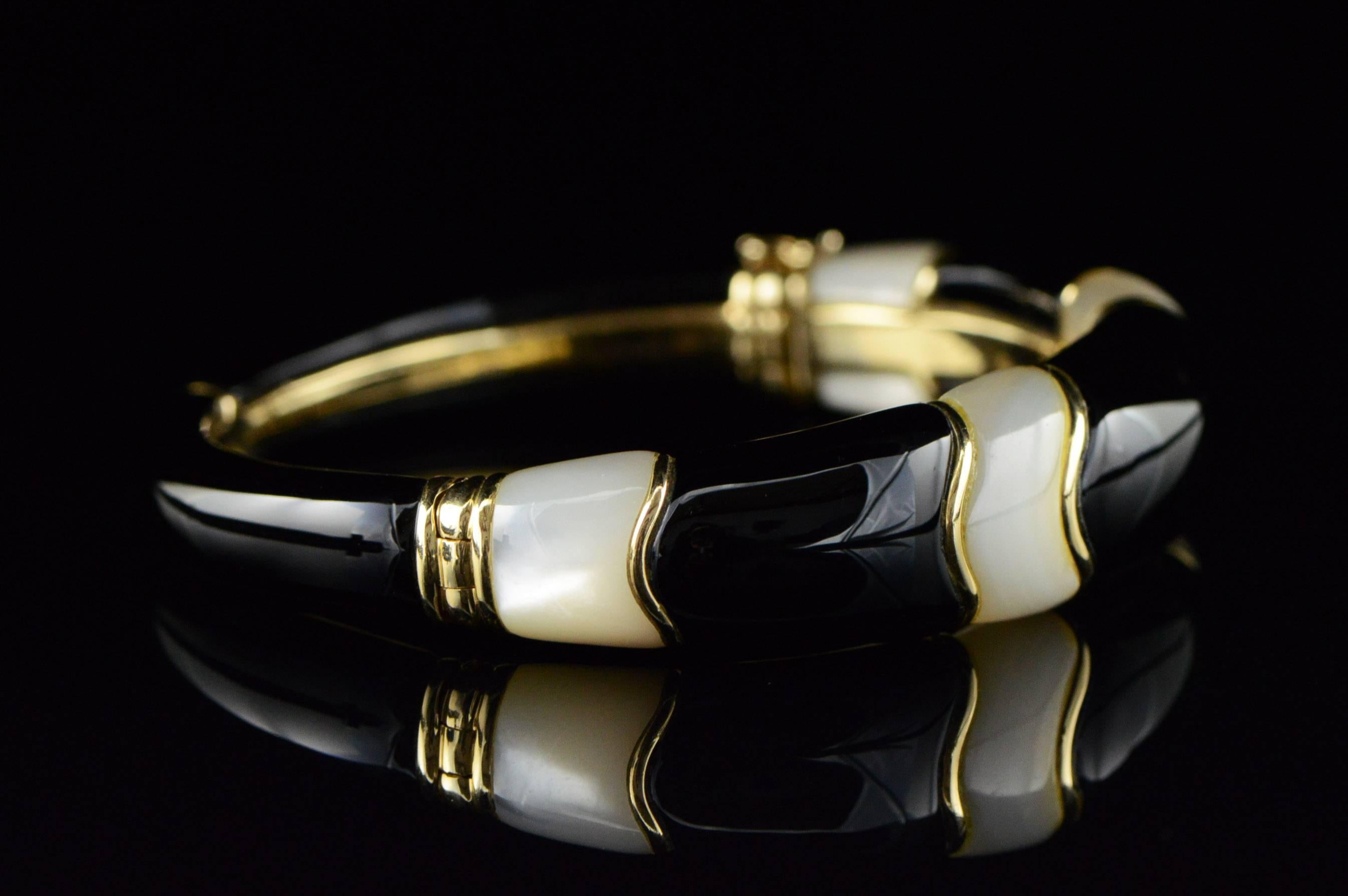 ·Item: 14K Heavy - Black Onyx Mother of Pearl Bangle Bracelet 2.25" Yellow Gold

·Era: Modern / 1990s

·Composition: 14k Gold Marked / Tested

·Weight: 52.7g