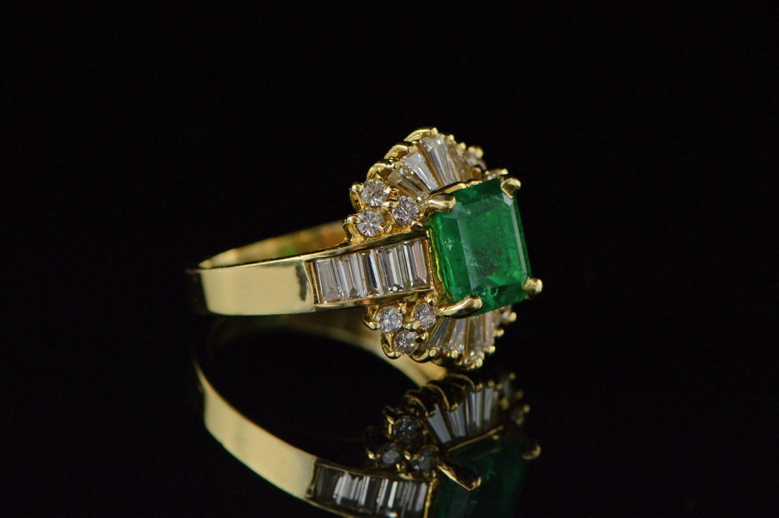 Women's or Men's 2.17 Carat Emerald & Diamond Gold Ring For Sale