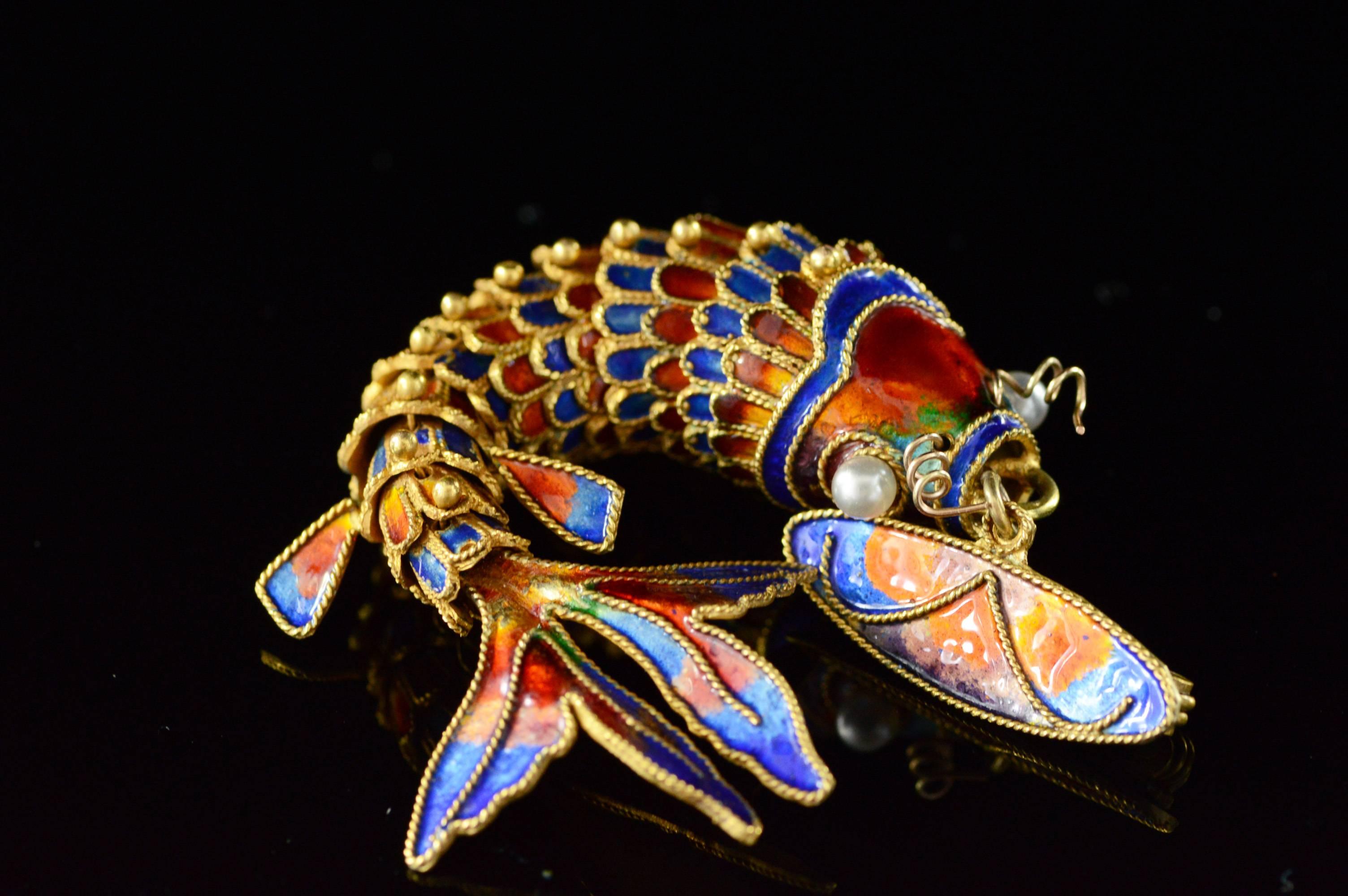 This beautifully hand enameled & articulated koi fish measures almost 9 cm in length. Articulated Koi fish of this size from this era are very rare.

All diamonds are graded according to GIA grading standards.

·Item: 18K Huge - Chinese
