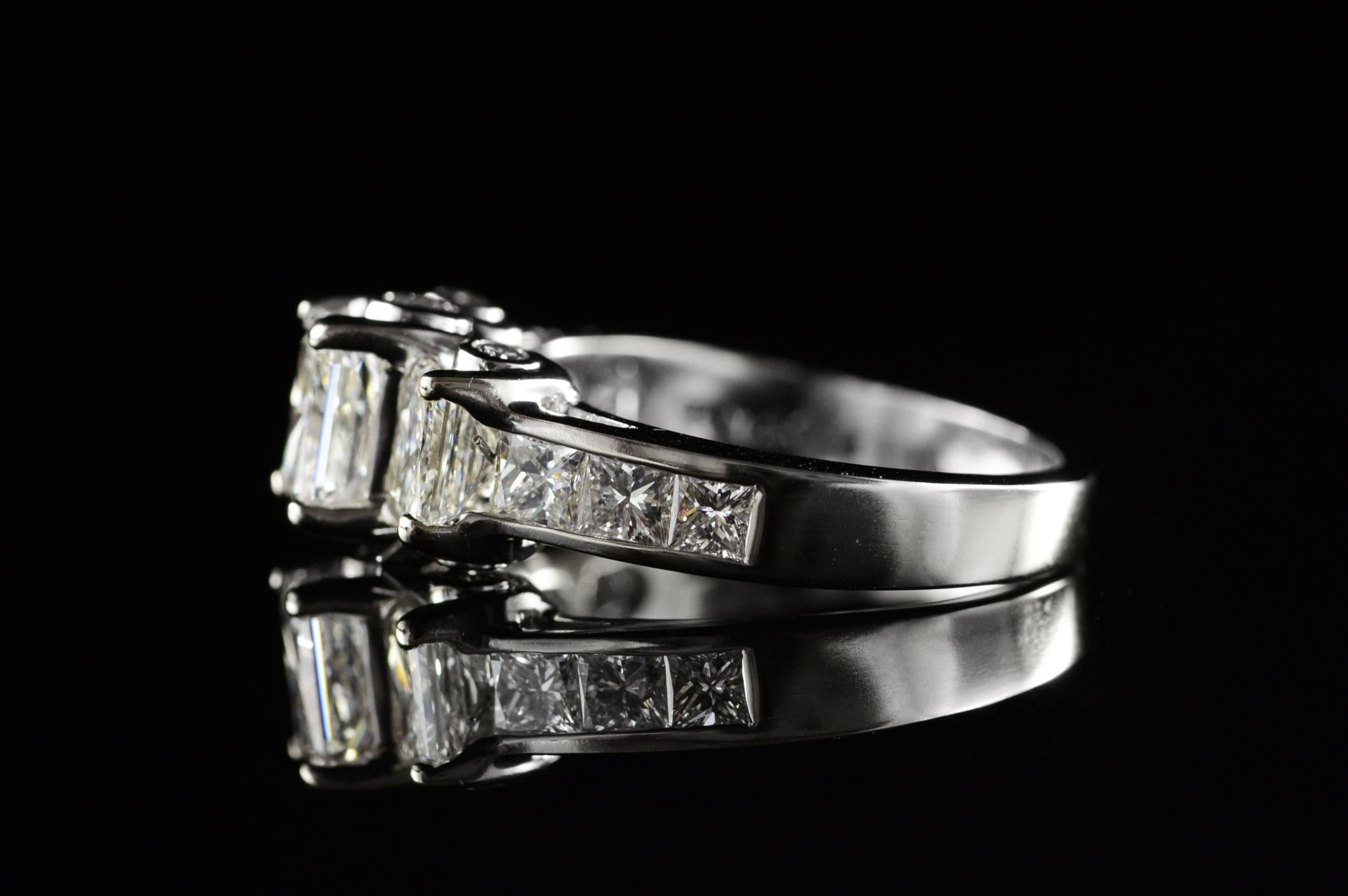 Radiant Cut Diamond Gold Engagement Ring Damen im Angebot