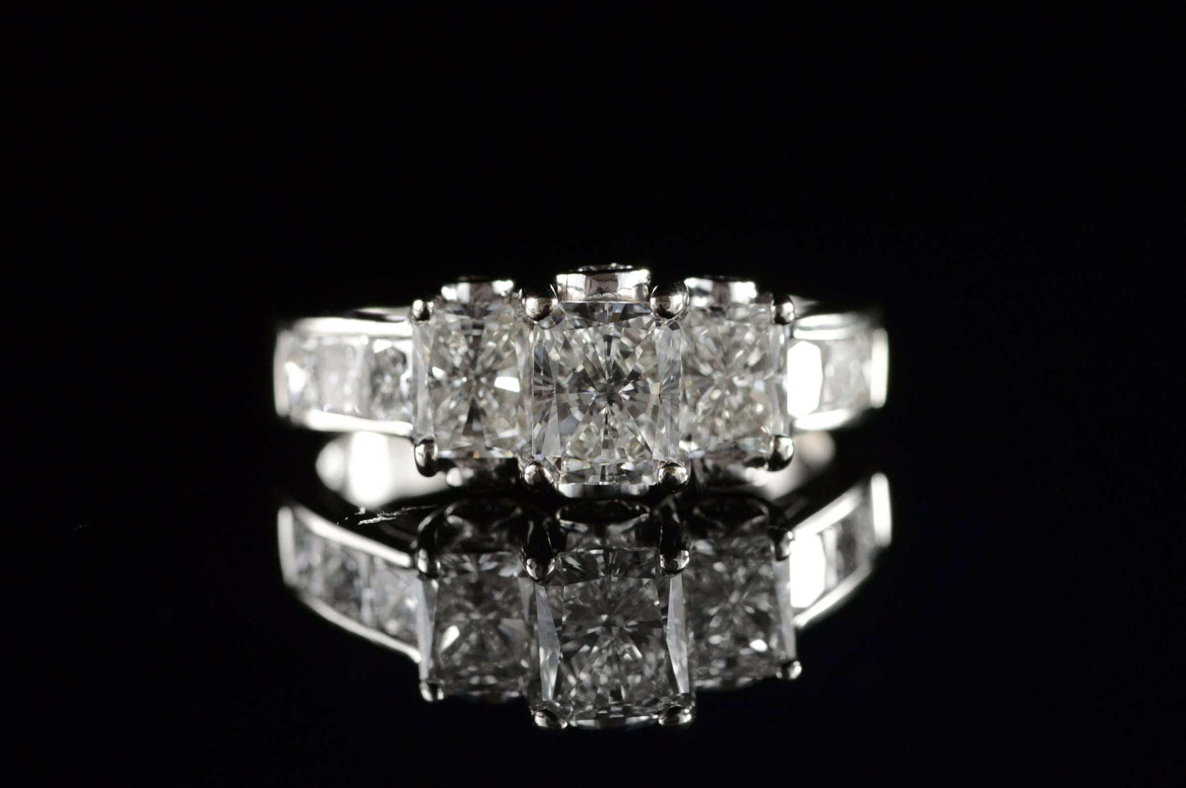 ·Item: 14K GSI 3.10 Ctw Radiant Cut H VS2 Diamond Engagement Ring Size 7 White Gold

·Era: Modern / 2000s

·Composition: 14k Gold Marked/Tested

·Gem Stone: 15x Diamonds=3.10Ctw H/VS2

·Weight: 5.5g