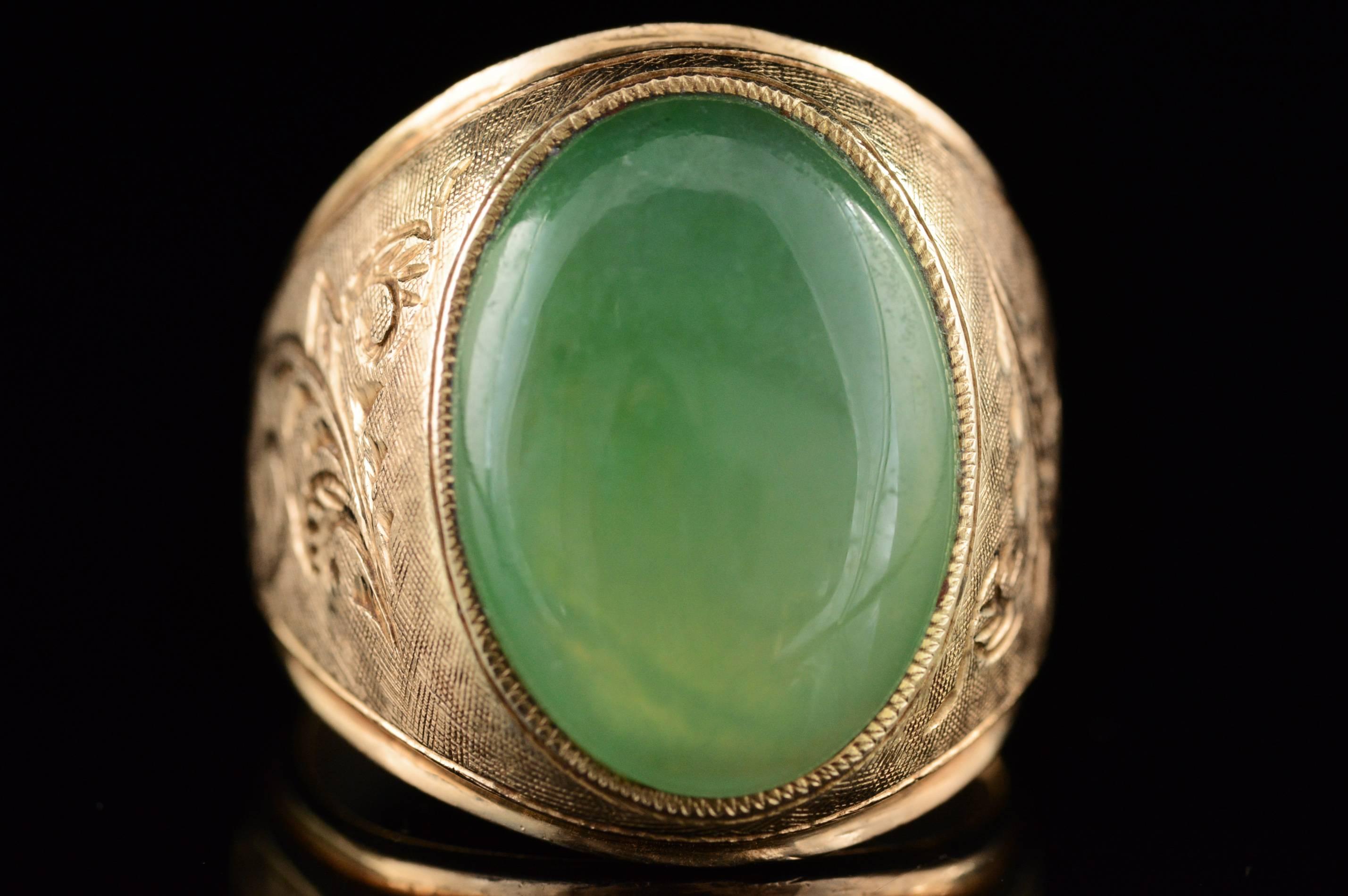 1940s Cabochon Jade and Gold Ring In Excellent Condition In Frederick, MD