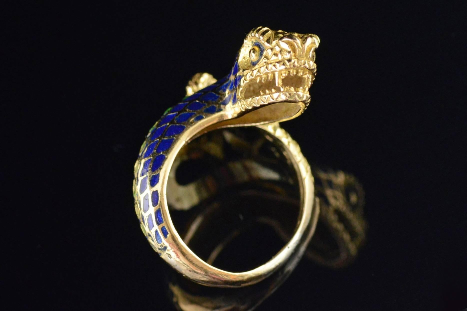 ·Item: 18K Detailed Green Blue Enamel Snake Head Wrapped Ring Size 6 Yellow Gold

·Era: Vintage / 1960s

·Composition: 18k Gold Marked / Tested

·Weight: 8.6g