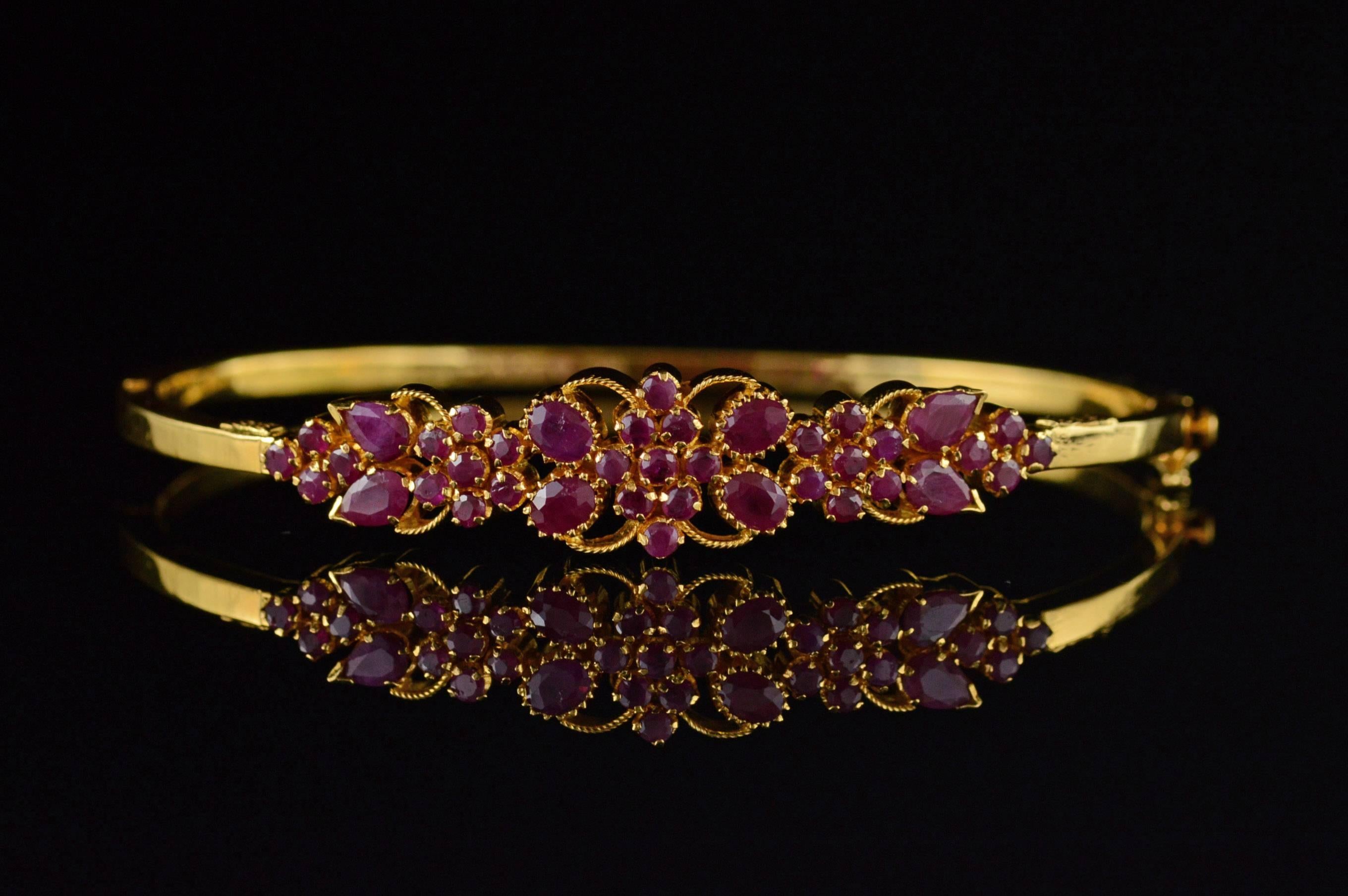 ·Item: 22K 2.75 CTW Ruby Cluster Filigree Bangle Bracelet 2.3" Yellow Gold

·Era: Modern / 2000s

·Composition: 22k Gold Marked / Tested

·Gem Stone: 39x Rubies=2.75ctw

·Weight: 15.7g