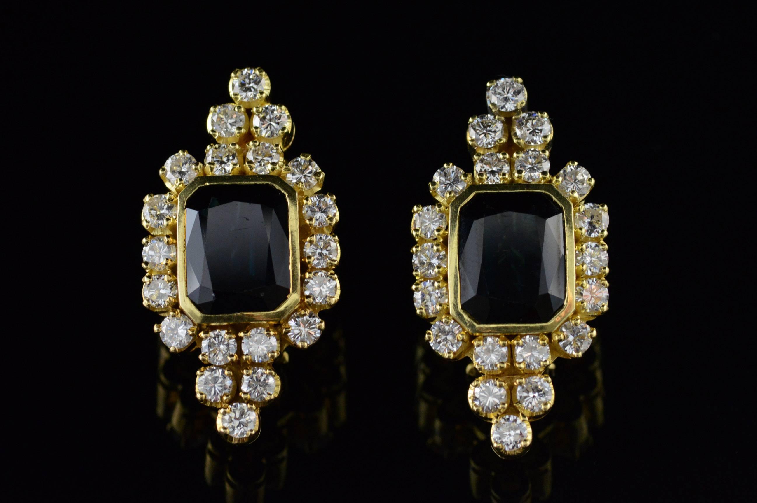  All diamonds are graded according to GIA grading standards.

·Item: 18K 5.74 Ctw Sapphire 2.00 G/VS-SI Ctw Diamond French Clip Earrings Yellow Gold

·Era: Vintage / 1950s

·Composition: 18k Gold Marked/Tested

·Gem Stone: 2x Sapphires=5.74Ctw, 20x