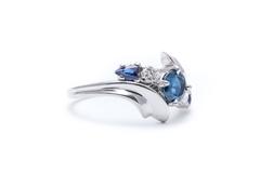 Retro Sapphire Diamond Ring in Luxurious Platinum