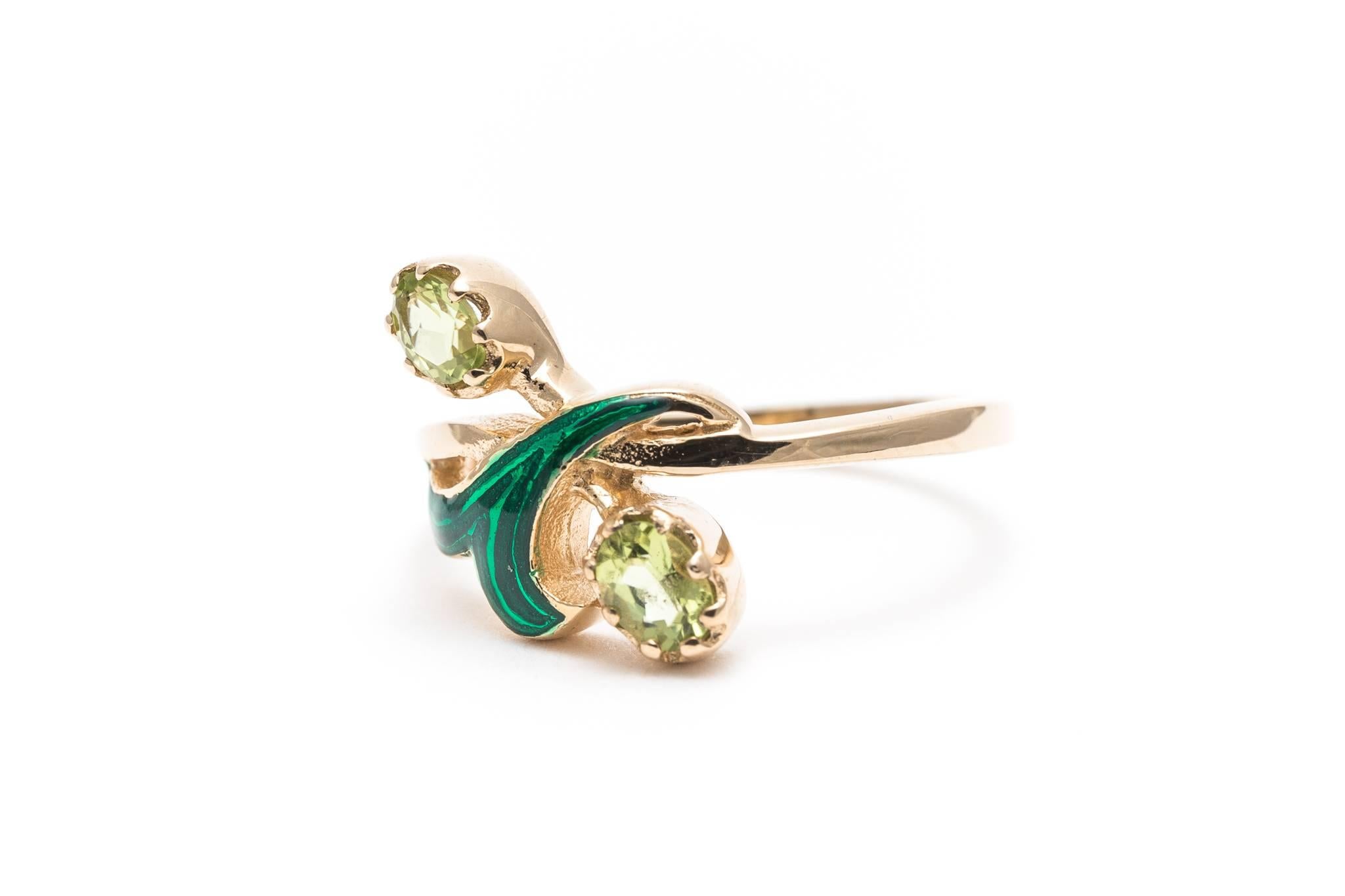  Peridot and Enamel Flower Ring in Yellow Gold In Excellent Condition In Boston, MA