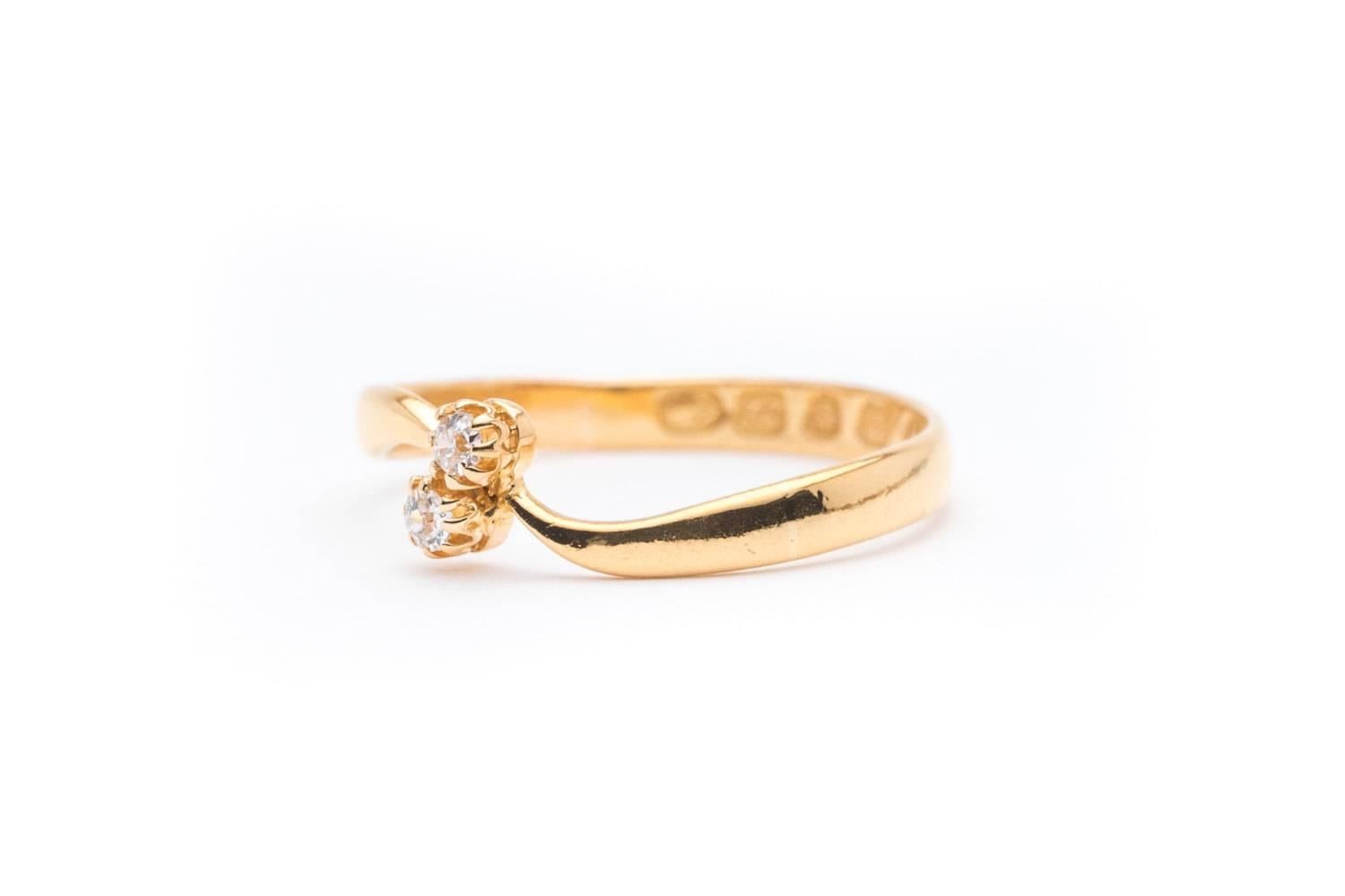 English Toi et Moi Diamond Yellow Gold Ring Birmingham In Excellent Condition In Boston, MA