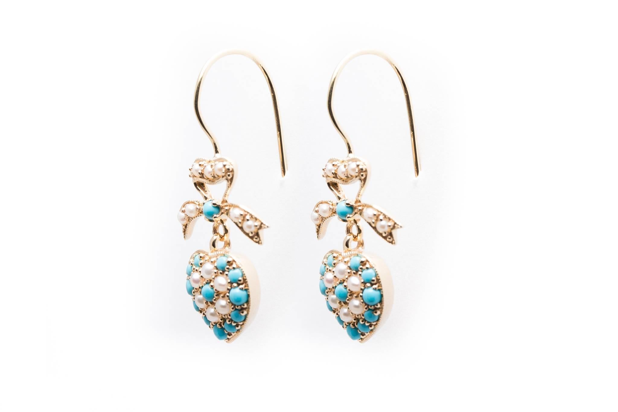 Dangling Turquoise and Pearl Heart Earrings in Yellow Gold In Excellent Condition For Sale In Boston, MA