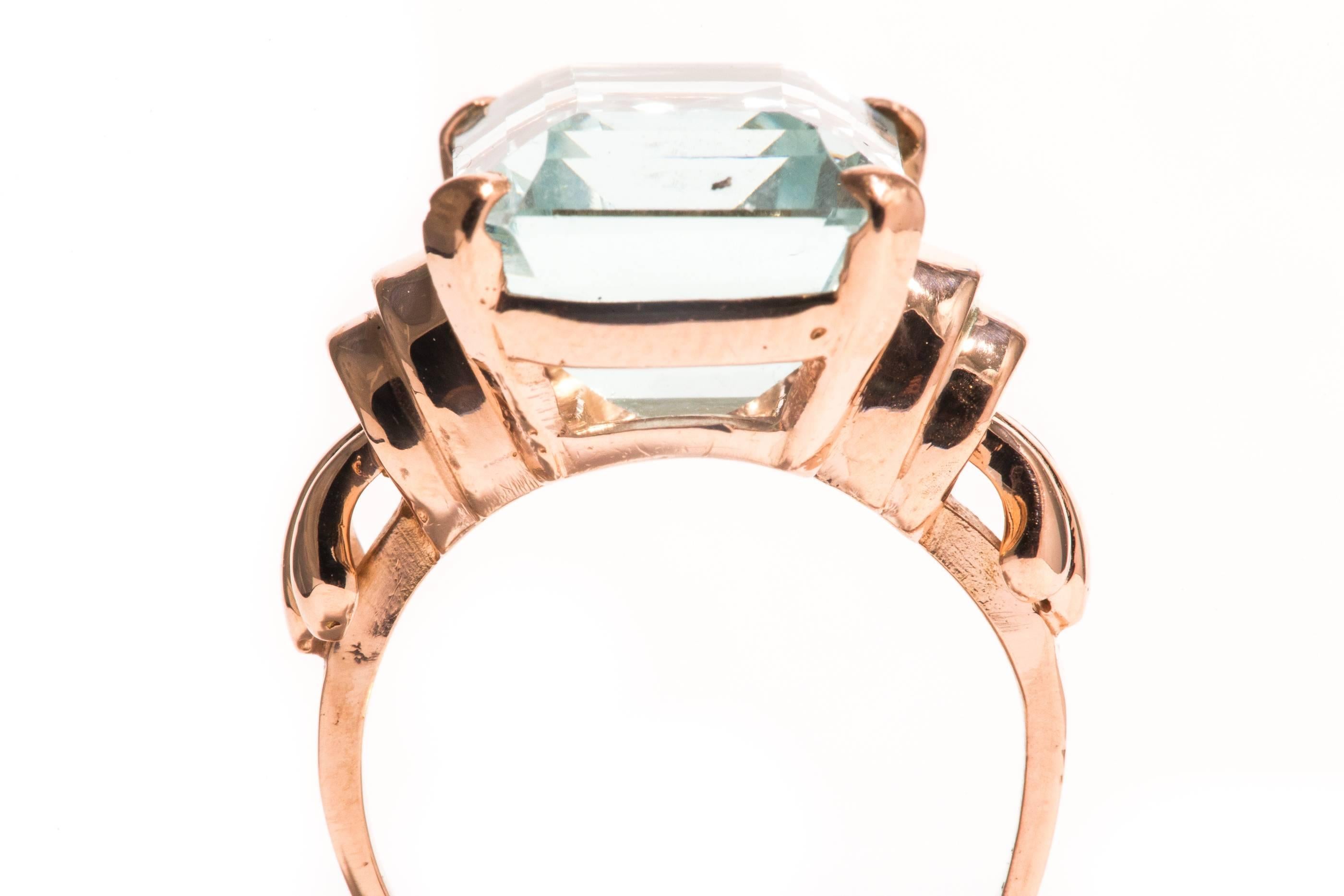 Retro Vivid Ocean Blue 14.34 Carat Aquamarine Rose Gold Solitaire ring In Excellent Condition For Sale In Boston, MA