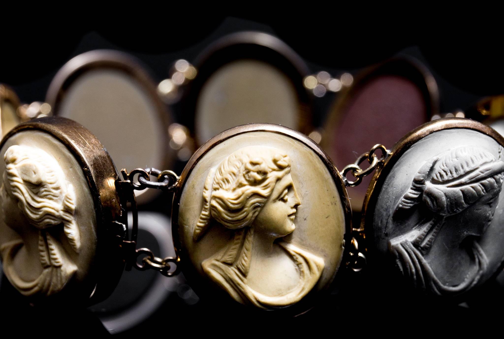 Victorian Lava Cameo Link Bracelet in Yellow Gold For Sale 2
