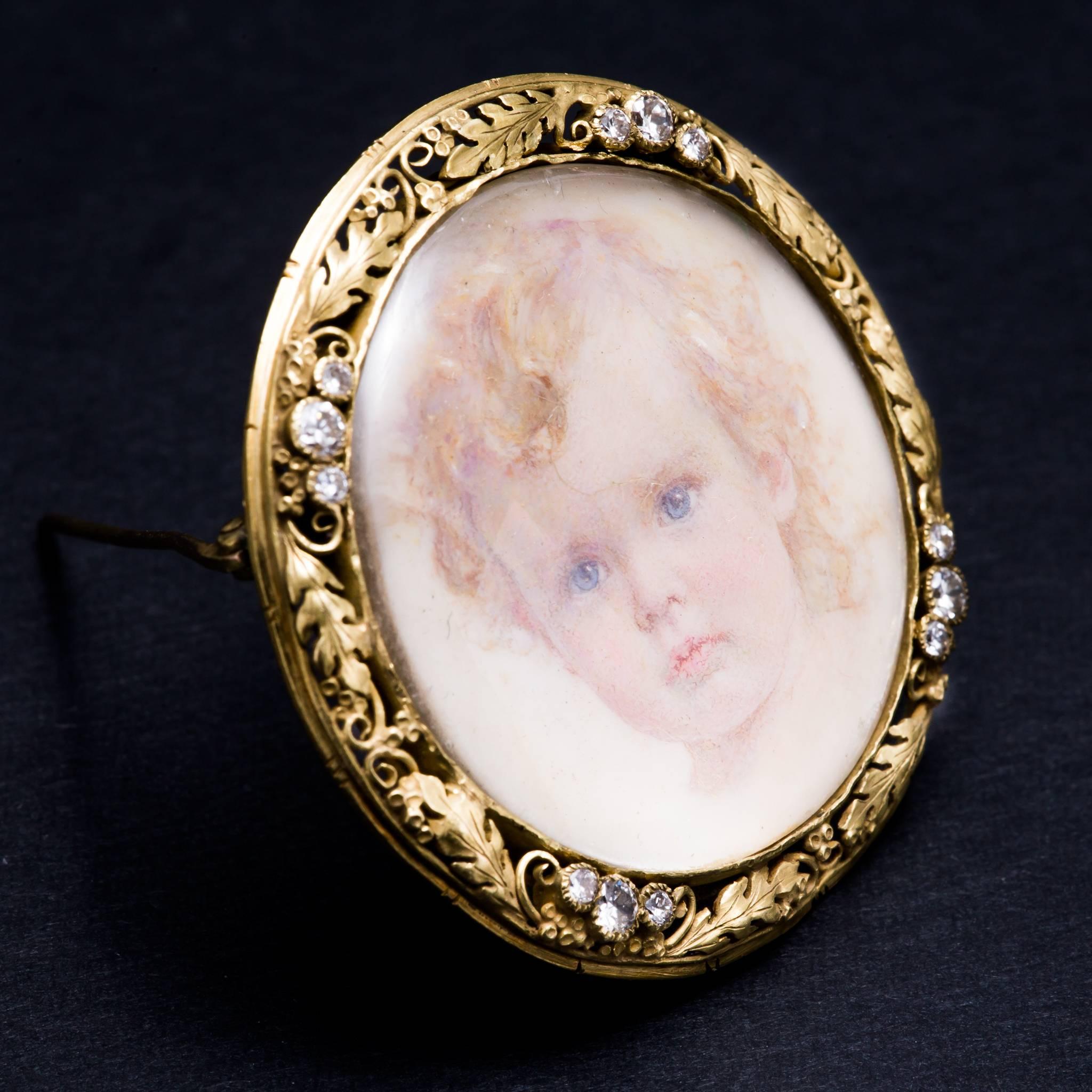 Edward Oakes Art Nouveau Portrait of a Child Brooch in Gold In Good Condition For Sale In Boston, MA