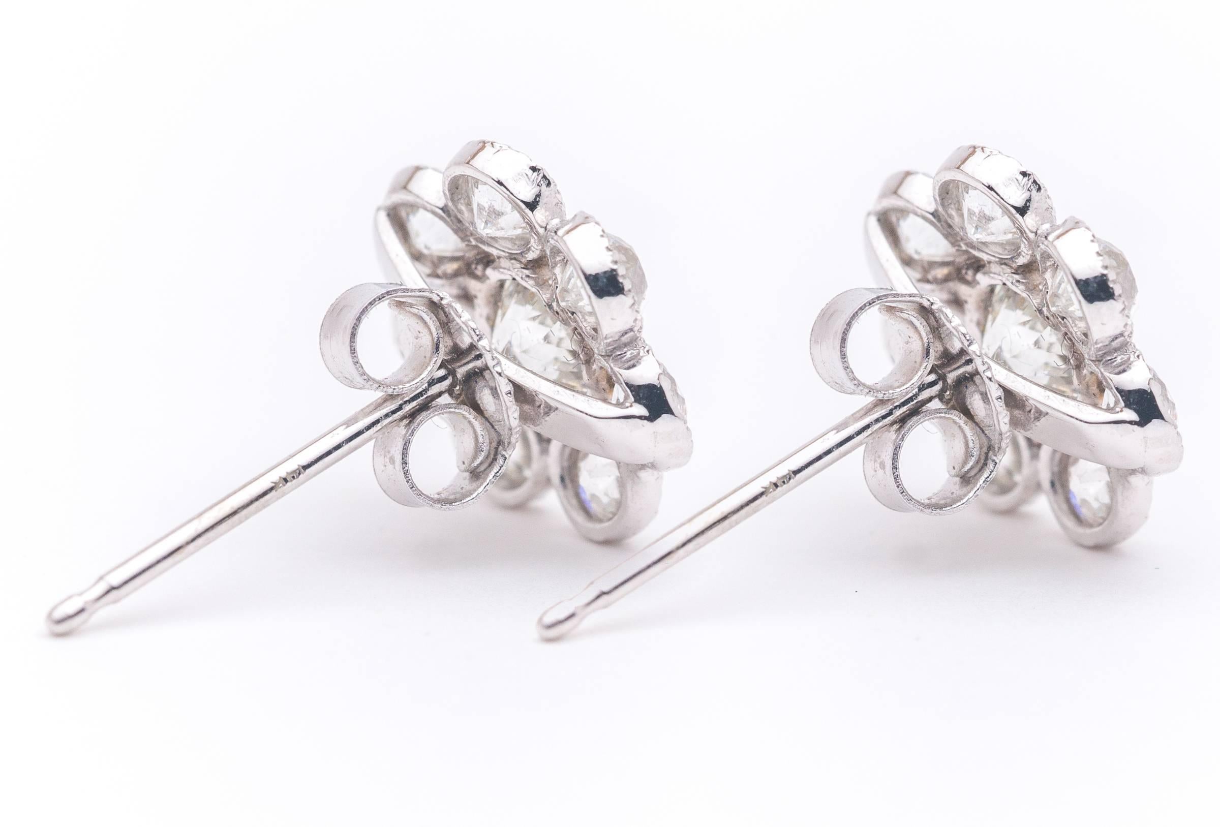 Women's Art Deco 1.44ct Diamond Flower Earrings in Luxurious Platinum