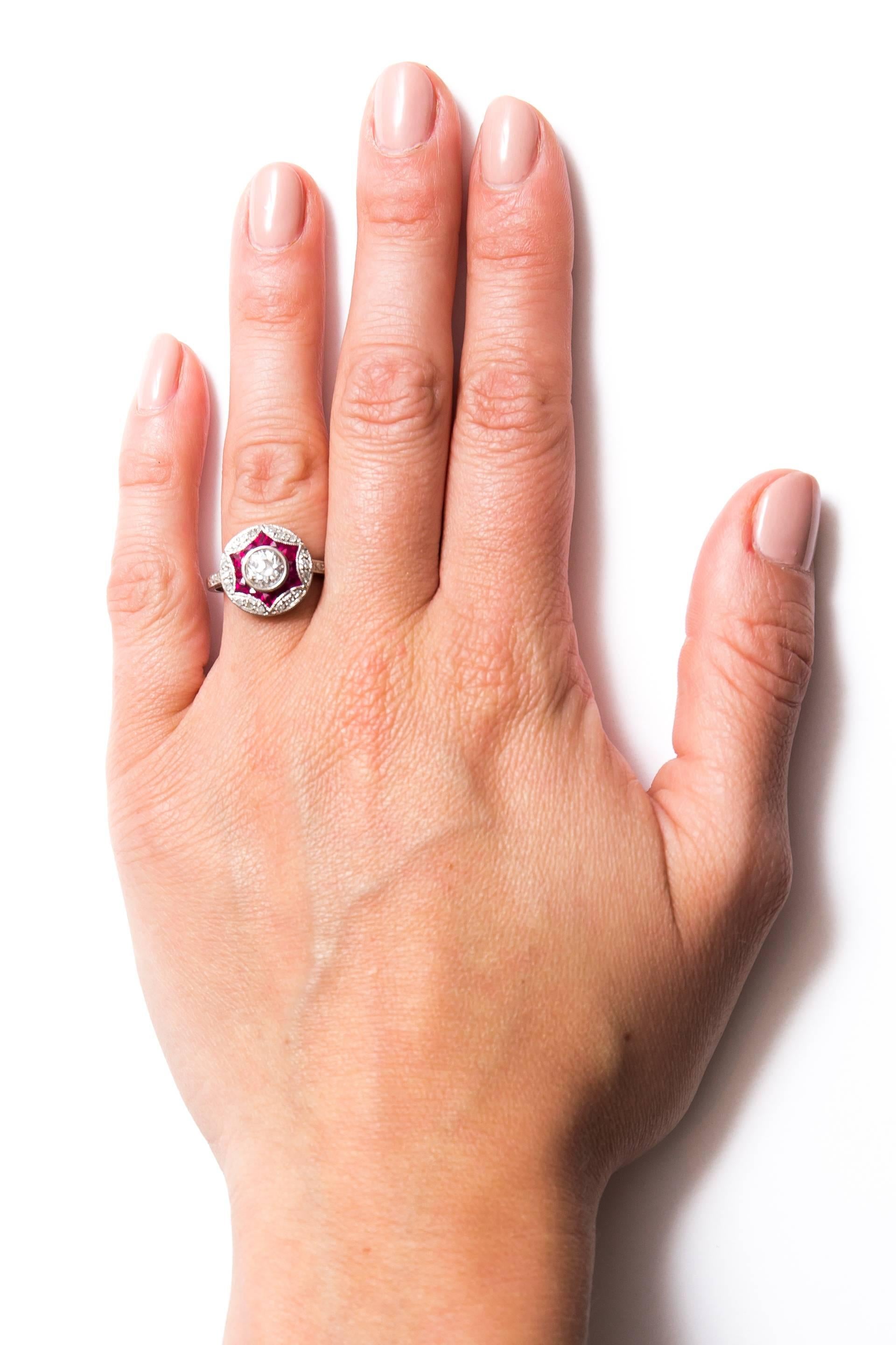 Stunning 0.72 Carat Ruby Diamond Platinum Star Form Ring For Sale 1