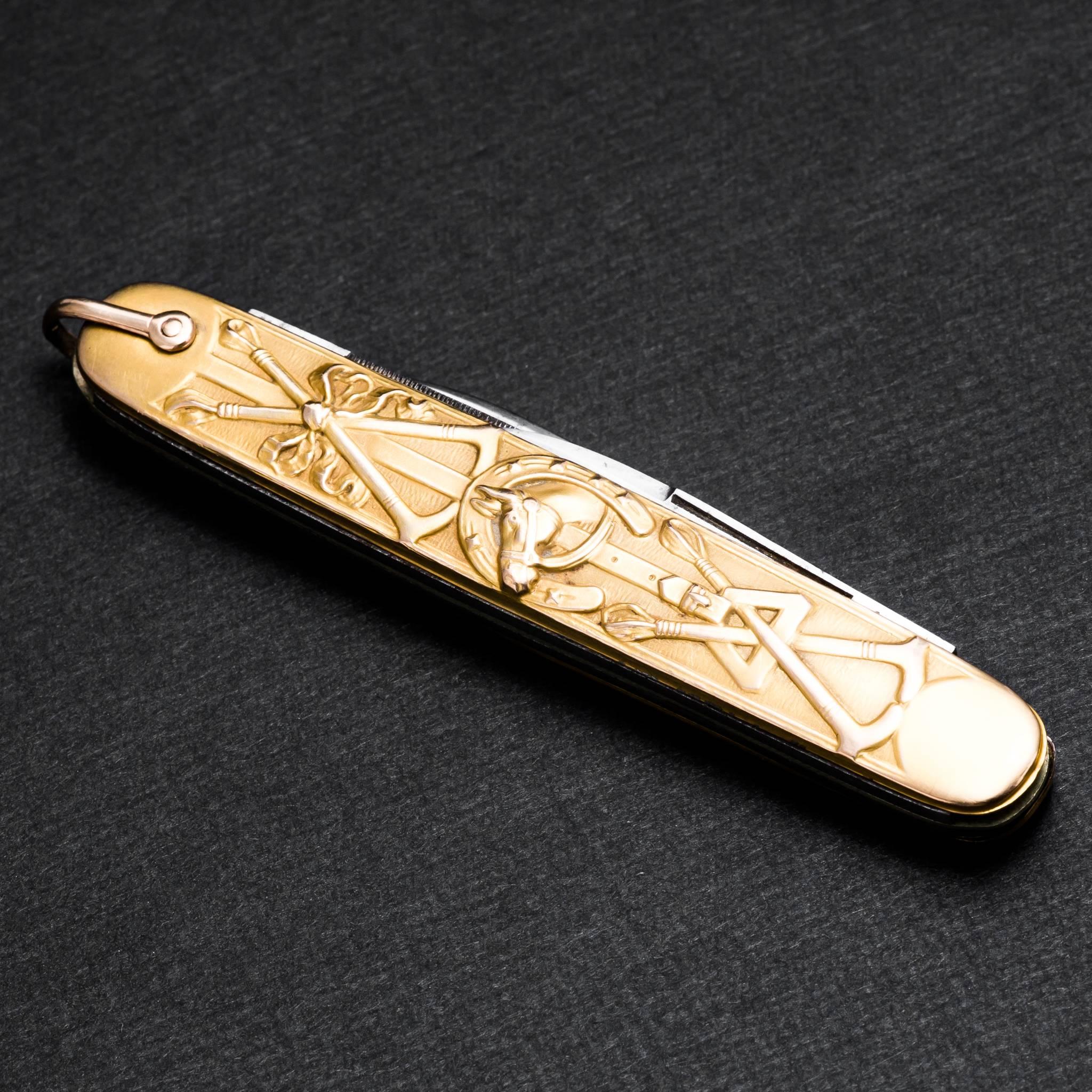 Beacon Hill Jewelers Presents:

An exquisite mens 14 karat yellow gold and diamond pocket knife featuring horses, and horse shoes. Featuring embossed horse heads on both sides framed by horse shoes and polo clubs, this pocket knife is truly a