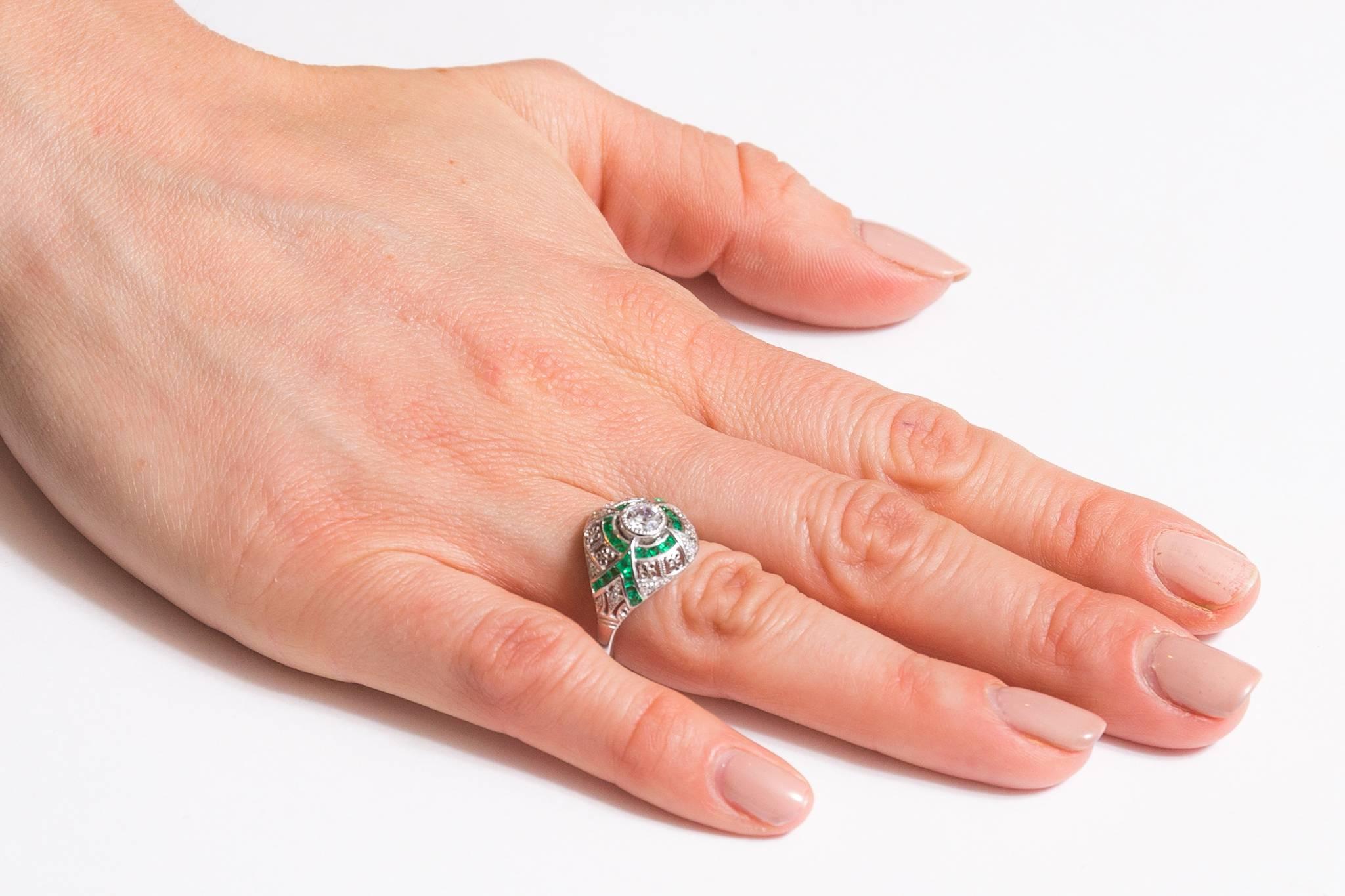Ravishing 0.60 Carat Diamond Emerald White Gold Ring For Sale 2