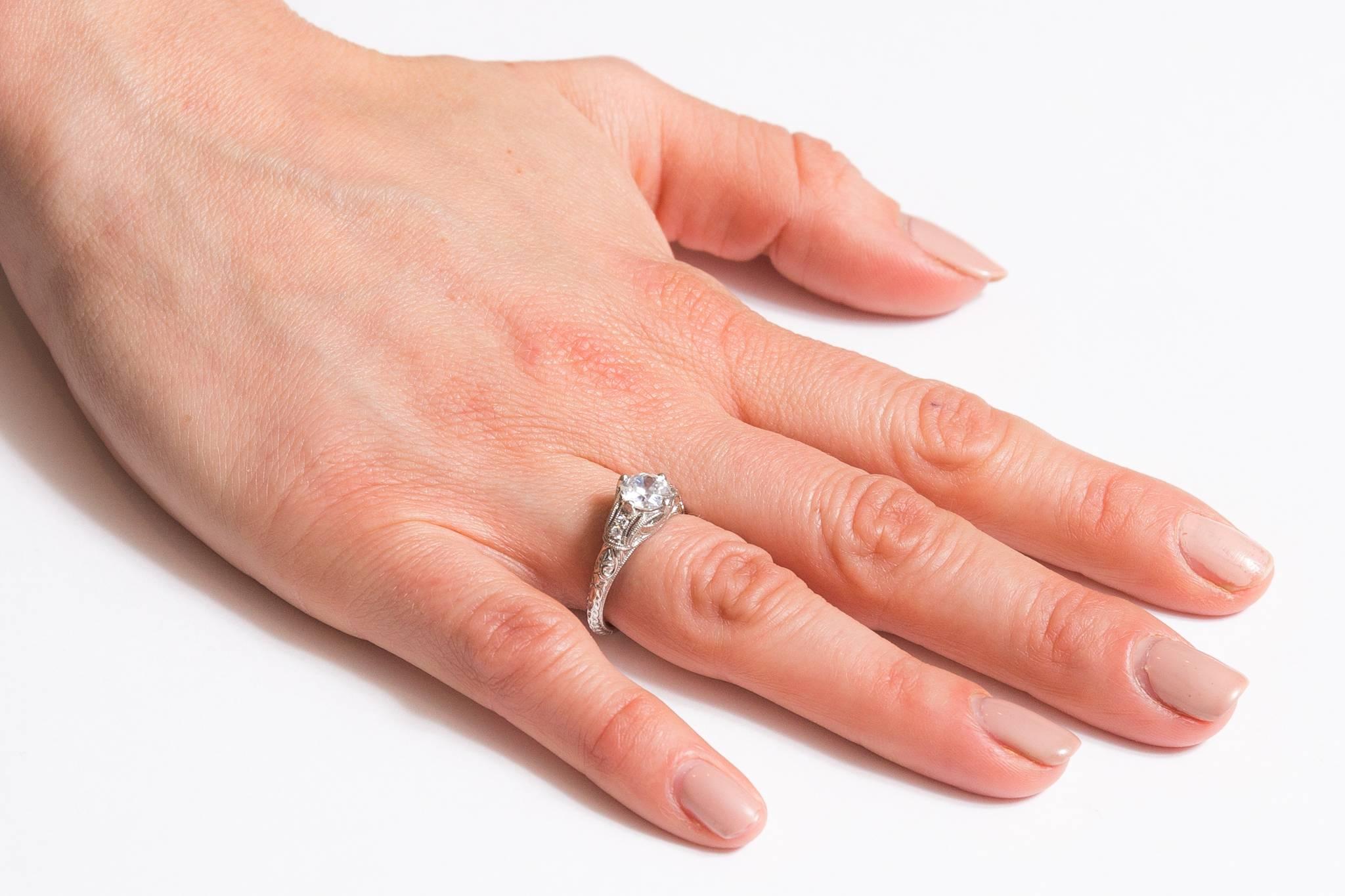 Hand Engraved 1.02 Carat Diamonds Platinum Engagement Ring For Sale 2