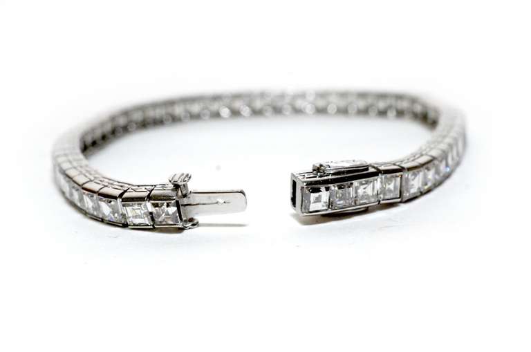 Art Deco Carre Cut Diamond 10.00ct F-VS1 Platinum Line Tennis Bracelet. In Excellent Condition In Houston, TX
