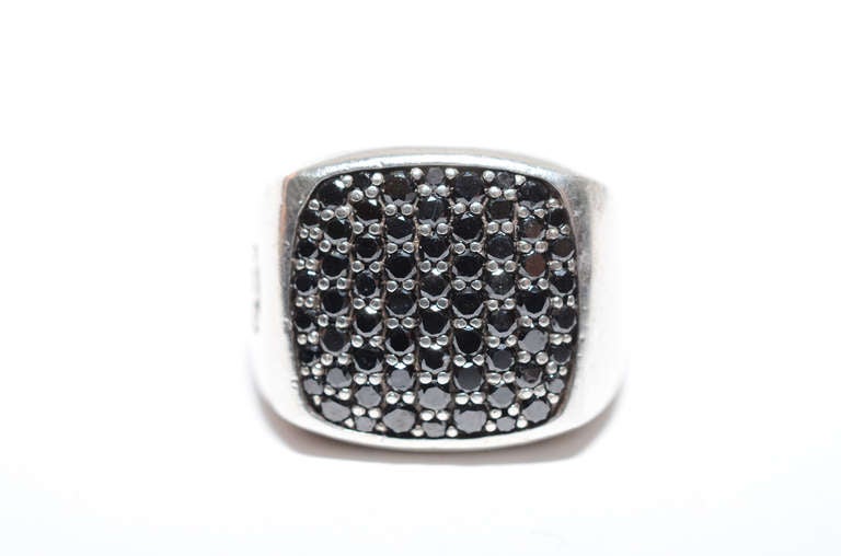 Brand: David Yurman 

Gender: Men's 

Style: Pavé Signet Ring 

Diamonds: Black Diamonds 

Metal: Sterling Silver.

Hallmarked: DY 925

Ring Size 9