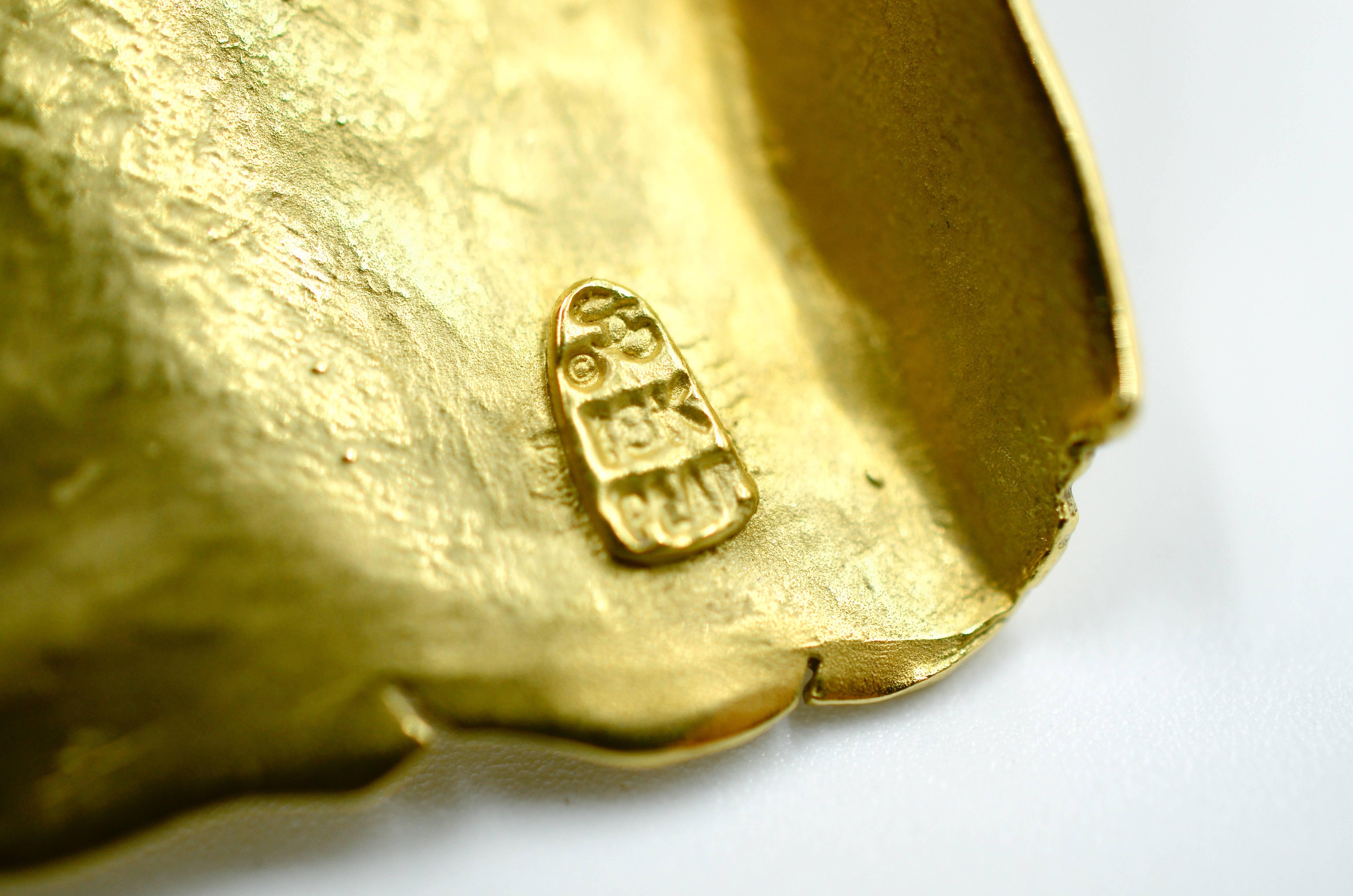 Seidengang Raised Figural Motif Diamond Gold Pendent 1