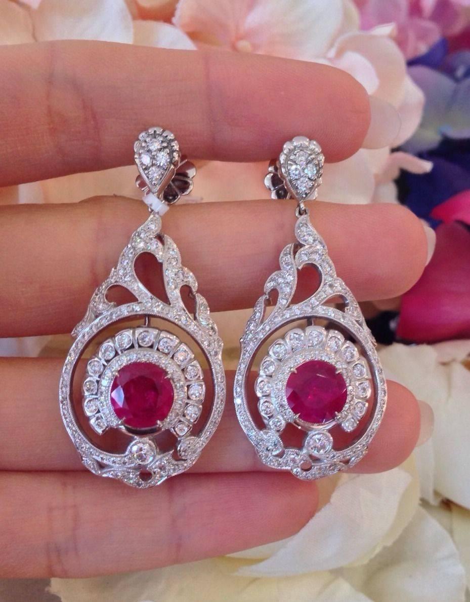 ONE-OF-A-KIND AGL CERTIFIED NO HEAT RUBY DIAMOND DROP EARRINGS HANDCRAFTED IN 18K WHITE GOLD

Showcasing two round shape rubies with vibrant and lively red color.

The Rubies are Certified AGL  No-heat  
(*please see AGL cert in photo gallery