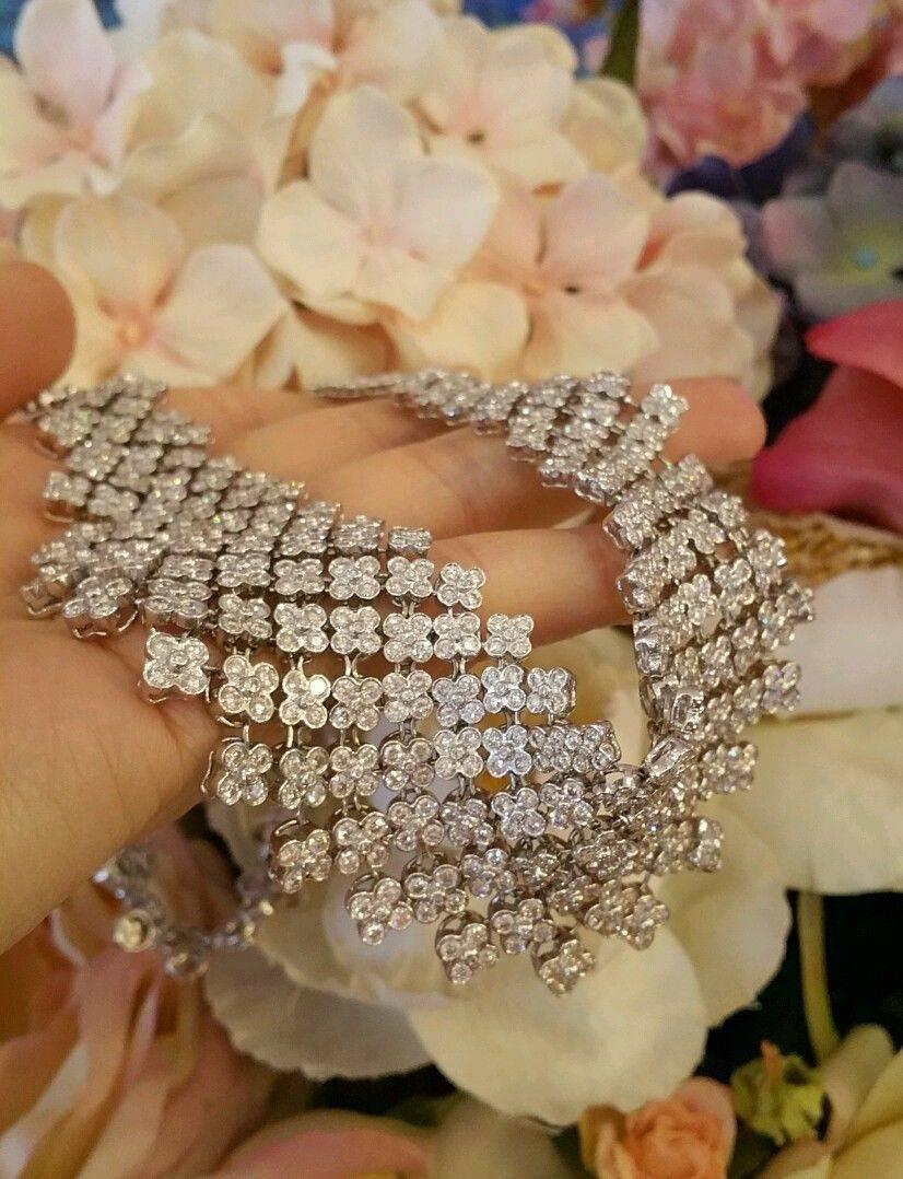20 Carats Diamonds Gold Bib Collar Flower Necklace  In Excellent Condition In La Jolla, CA