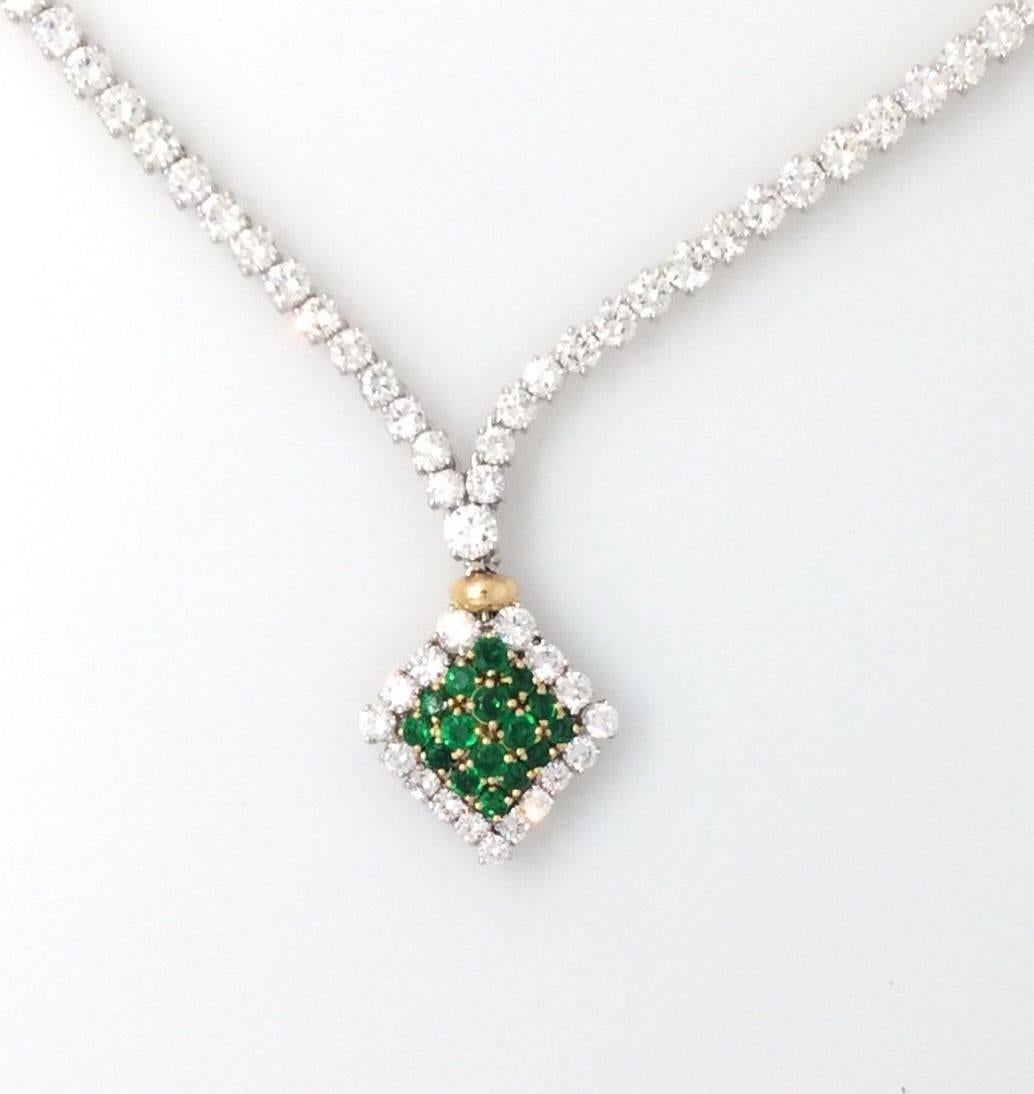 Women's 23.50 Carats Diamonds Emerald Gold Necklace  For Sale